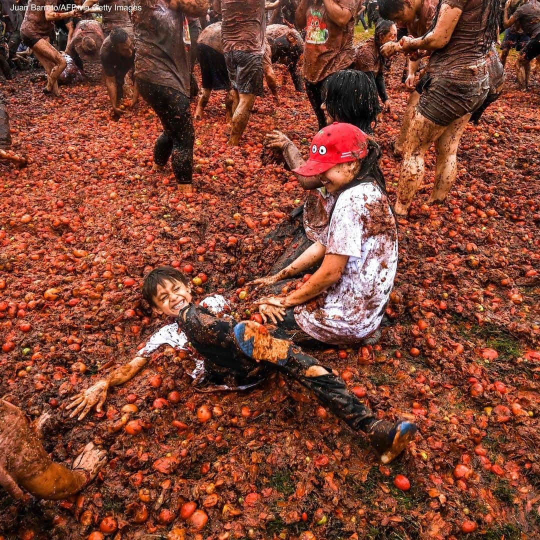 ABC Newsさんのインスタグラム写真 - (ABC NewsInstagram)「People in Colombia take part in the tenth annual Tomato Fight Festival—also known as "Tomatina." It's the first festival held since pandemic restrictions were lifted.」6月13日 6時30分 - abcnews