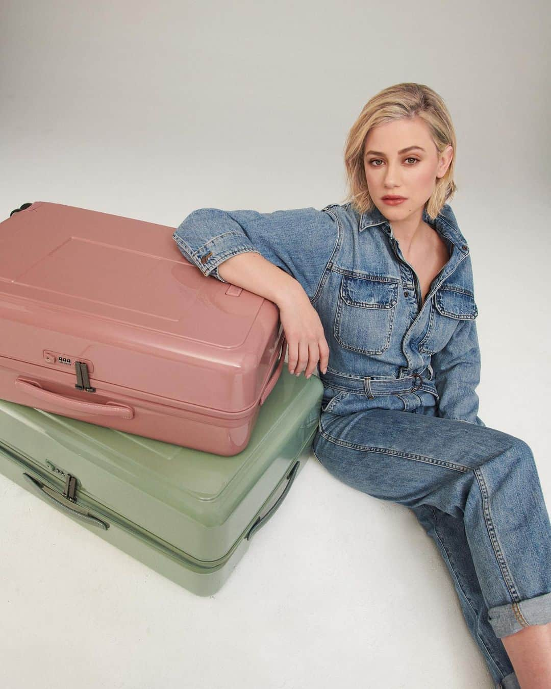 リリ・ラインハルトのインスタグラム：「Ready to travel with my pastel-colored Neo aviona luggage. #LancelParis #LiliForLancel #LancelTwist #NeoAvionaByLancel」