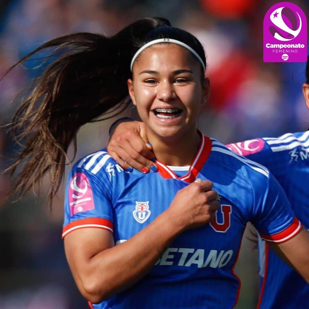 サッカー チリ代表チームのインスタグラム：「⚽🟣 Una mundialista que celebró por primera vez en el #FemeninoSQM   🤩 Un mediodía de domingo inolvidable para @floox_18, que anotó su primer gol en @udechilefemenino   Otra mundialista 2022 de #LaRojaFemenina, que empieza a hacerse sentir en el #FemeninoSQM 💪😍   𝔽𝔼𝕃𝕀ℂ𝕀𝕋𝔸ℂ𝕀𝕆ℕ𝔼𝕊 👏👏   📸 Comunicaciones Universidad de Chile  @sqmchile」