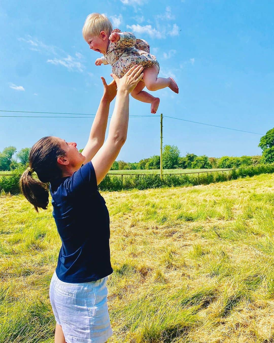 ジョアンナ・コンタのインスタグラム：「Feels like summer 🥰」