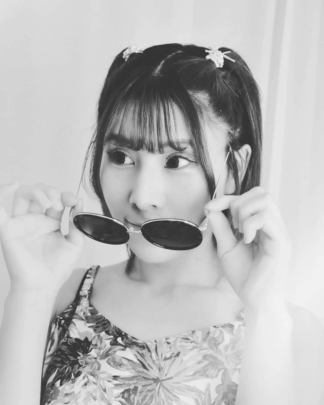 大岩根綾奈のインスタグラム：「こんばん奈🤍🖤  日焼け止めクリームが欠かせない毎日ですね😊🧴☀️  #instagram  #instagood  #モノクロ  #モノクロ写真  #夏コーデ  #夏服  #サングラス  #サングラス女子  #海  #行きたい」