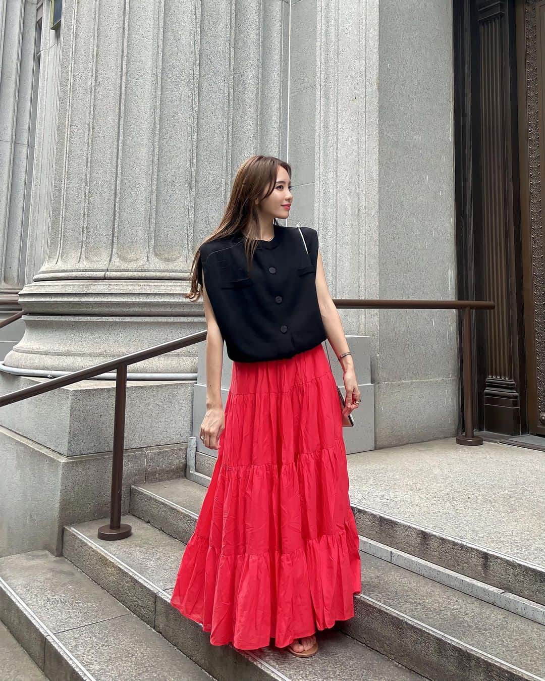 Aoiのインスタグラム：「お友達が連れて行ってくれた コレド室町にオープンした @linastoresjp ☕️ の雰囲気にぴったり合う @stylevoice_official のギャザースカート✨  パキッとした赤が映える🌸 とっても軽やかで歩くたびに揺れるデザインがお気に入り☺️  #STYLEVOICE #Stylevoiceforxxx」