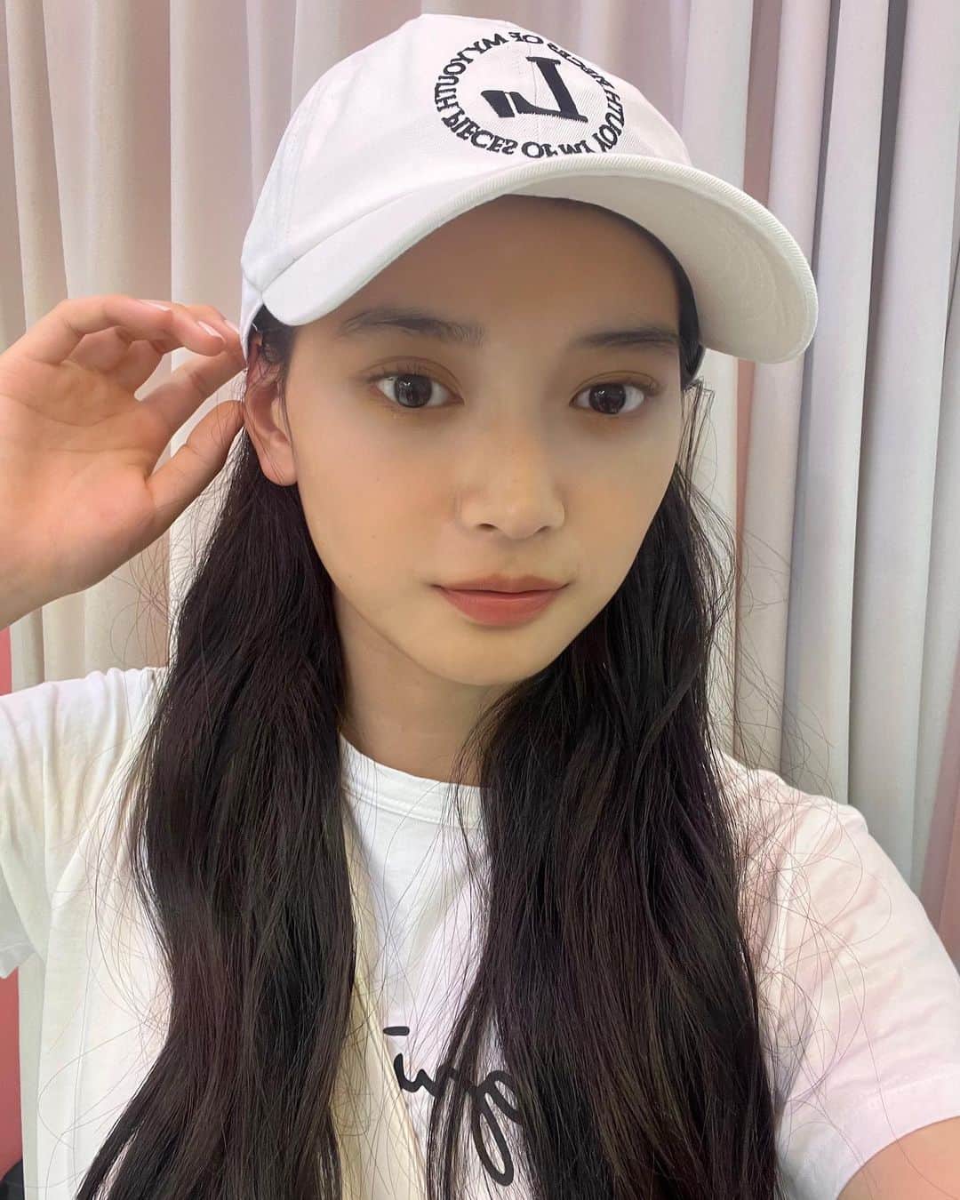 のインスタグラム：「・ 雨の日は髪の毛うねるから帽子が楽✨  最近雨続いてるから晴れが恋しい☀️」