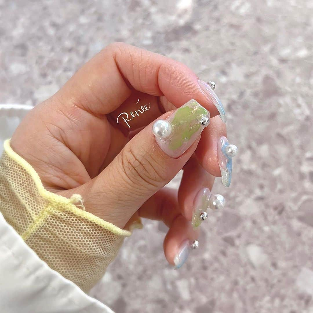 ネイルサロンレネのインスタグラム：「◻︎ my nail💅 パステルカラーと パールの相性ばつぐん🤍 ⁡ TINTGEL Collection Drawing Moment(ティントネイル) @leavnail_official_jp  ⁡ クリアベースにインクをじゅわっ🎨 ◻︎Lvt 07 Green ◻︎Lvt 08 Blue ⁡ 上からさりげなく ◻︎Lvt 02Aurora ♡ ⁡ パールをぽこぽこ置いて完成🫶🏼 ⁡ ⁡ Renée 梅田店 2023年1月18日(水) 📢拡張リニューアルオープン！📢 移転先→ 530-0027 大阪府大阪市北区堂山町1-2 R&Eビル3階 ⁡ ⁡ Renée公式LINE ───────  【@bos7903t】←※@から入力🔍 ⁡ メニューに迷った方やご相談は LINEにて受け付けております。 ⁡ リピート率95% TV.メディア出演 スタッフ全員資格保持者 カラー300種類以上 パーツ1000種類以上 雑誌掲載デザイン多数 ⁡ ▶︎▶︎▶︎初回クーポンご利用頂けます ￣￣￣￣￣￣￣￣￣￣￣￣￣￣￣￣ ご予約はプロフィールTOPのリンク内 URLをご利用下さい。 ⁡ ⁡ #nail#ネイル#パールネイル#インクネイル#ニュアンスデザイン #大阪ネイルサロン#梅田ネイルサロン#おしゃれネイル#お洒落ネイル#シンプルネイル#きれいめネイル#大人ネイル#ナチュラルネイル#美フォルムネイル#美フォルム#ちゅるんネイル#リアブ#リアブジェルネイル#リップスティックジェル#ジェルネイル#ジェルネイルお勧め#ネイルアート#ネイルサロン#ネイルショップ#ネイル商材」