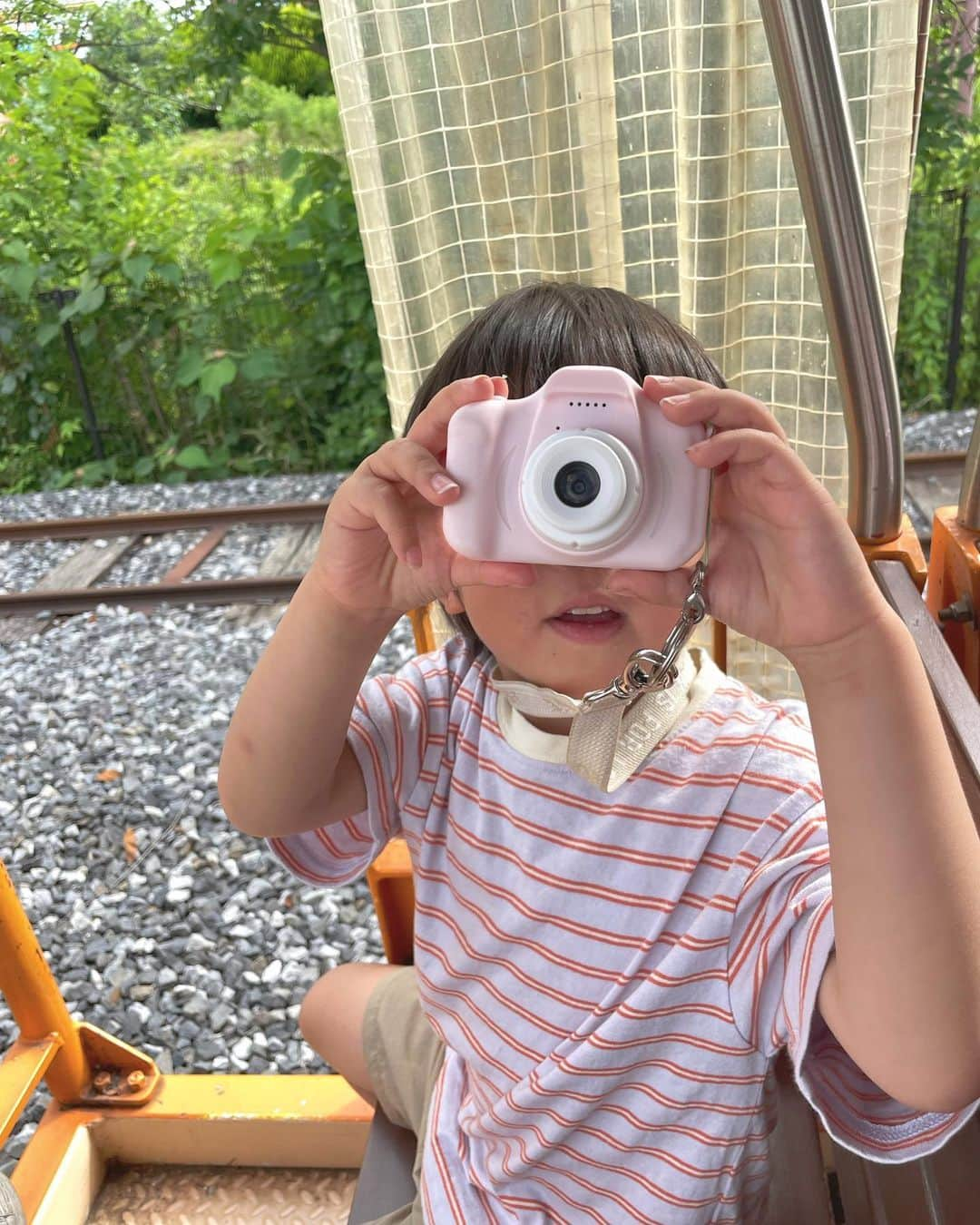 あかねこさんのインスタグラム写真 - (あかねこInstagram)「4th birthday 🎂👦🏻🫧 ㅤㅤㅤㅤㅤㅤㅤㅤㅤㅤㅤㅤㅤ Rっちが産まれて４年が経ちました。💭 お花や虫達にも優しいRっち🐛🐝🌼 彼に毎日たっくさんの幸せをもらってます♩ ㅤㅤㅤㅤㅤㅤㅤㅤㅤㅤㅤㅤㅤ ㅤ誕生日の前日に産まれてからの写真を見返していて、 ふと、、 日常のバタバタなワンオペも 我が家の悩みの夜泣きも 👩🏼‍🦰「ねぇ〜早くお風呂入ろ〜よ〜〜」も 体がバキバキになる両腕腕まくらも…  ㅤㅤㅤㅤㅤㅤㅤㅤㅤㅤㅤㅤㅤ 今はとても大変なのだけど いつかは懐かしく思う時が来るのかぁ〜と思うと、 急に寂しくなって心がキューーーーっとなった🥲😌 何気なく過ぎていってしまう子供達との時間 改めて大切にしていきたいなと思いました🕰️💕  上手く言えないのだけど、、、 とにかくこれからも元気に成長してくれれば それ以上は何もない🌼  そしていつも応援してくださるってるフォロワーの皆さん。 最近ずっと更新が疎かになってしまってすみません🙇‍♀️ それなのにまだフォローして下さっている方々がいらして、 本当に嬉しいです🥲ありがとうございます💕✨(🐜が10) これからも子供達との時間を一番大切にしながらも Instagramはゆる〜く続けていきたいなと思うので、 見守っていただけると嬉しいです♩💌♡」6月12日 21時40分 - akaneko26