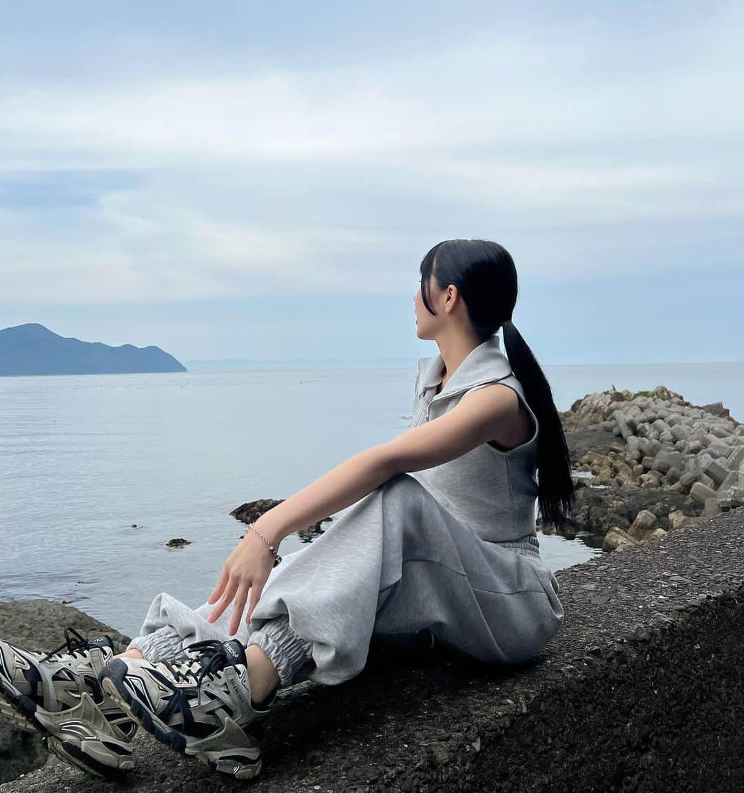 えみ姉さんのインスタグラム写真 - (えみ姉Instagram)「ㅤ なんとこの度 大分県の"佐伯市ふるさと応援大使"に 就任させて頂きました🐟♡ (大好きなエビを意識した気合い入ったピンク衣装🦐笑) ㅤ ㅤ ㅤ大人になってもレンタカー借りて 遊びに行くほど大好きな佐伯市やけん ほんっっっとに嬉しい🥹💕💕💕 ㅤ  出身は大分県大分市だけど 佐伯市は親戚が多く住む場所だから幼少期から 第二の故郷として多く訪れてきた大好きな市です🐟 ㅤ おじいちゃん家に遊びにいくたびに 海の潮の香りと、 いつも釣ったばかりのお魚を食べさせてくれてた そんな幼少期がとっても懐かしい🥲♡♡  ㅤ 佐伯市はとにかく"魚介類の宝庫" ㅤ 佐伯市でとれた新鮮で美味しい魚介類が ありえない安値で頂けるの。 ㅤ 大分に住んでた時は当たり前だったけど 県外に住み始めて 改めて地元の食材の豊富さや魅力に たくさん気づきました🐟 ㅤ 全国に発信して もっと魅力を知ってほしい！ 美味しいものや自然に触れに佐伯市に遊びにきてほしい。 ㅤ ふるさと納税でも佐伯市の美味しいグルメ 味わえるからおすすめも発信していくうう🫶🏻 ㅤ 私のSNSを通して 大好きな地元大分の魅力をたくさん 発信させてね♡♡♡♡ ㅤ 自分が大人になり 大好きな地元をこうやって応援することができて とても光栄で嬉しいです🥺♡♡♡ ㅤ これから楽しみにしててな🥹 美味しいお魚たべに遊びにきて〜〜〜！ ㅤ ㅤ ㅤ #佐伯市 #大分県 #大分県グルメ #佐伯グルメ #魚介 #大分旅行 #大分 #大分グルメ #おおいたランチ #おおいた #大分観光 #佐伯 #寿司 #寿司ランチ #寿司屋 #塩湯 #海鮮丼 #塩湯の海鮮丼 #海 #海鮮」6月12日 21時42分 - emk_oooo