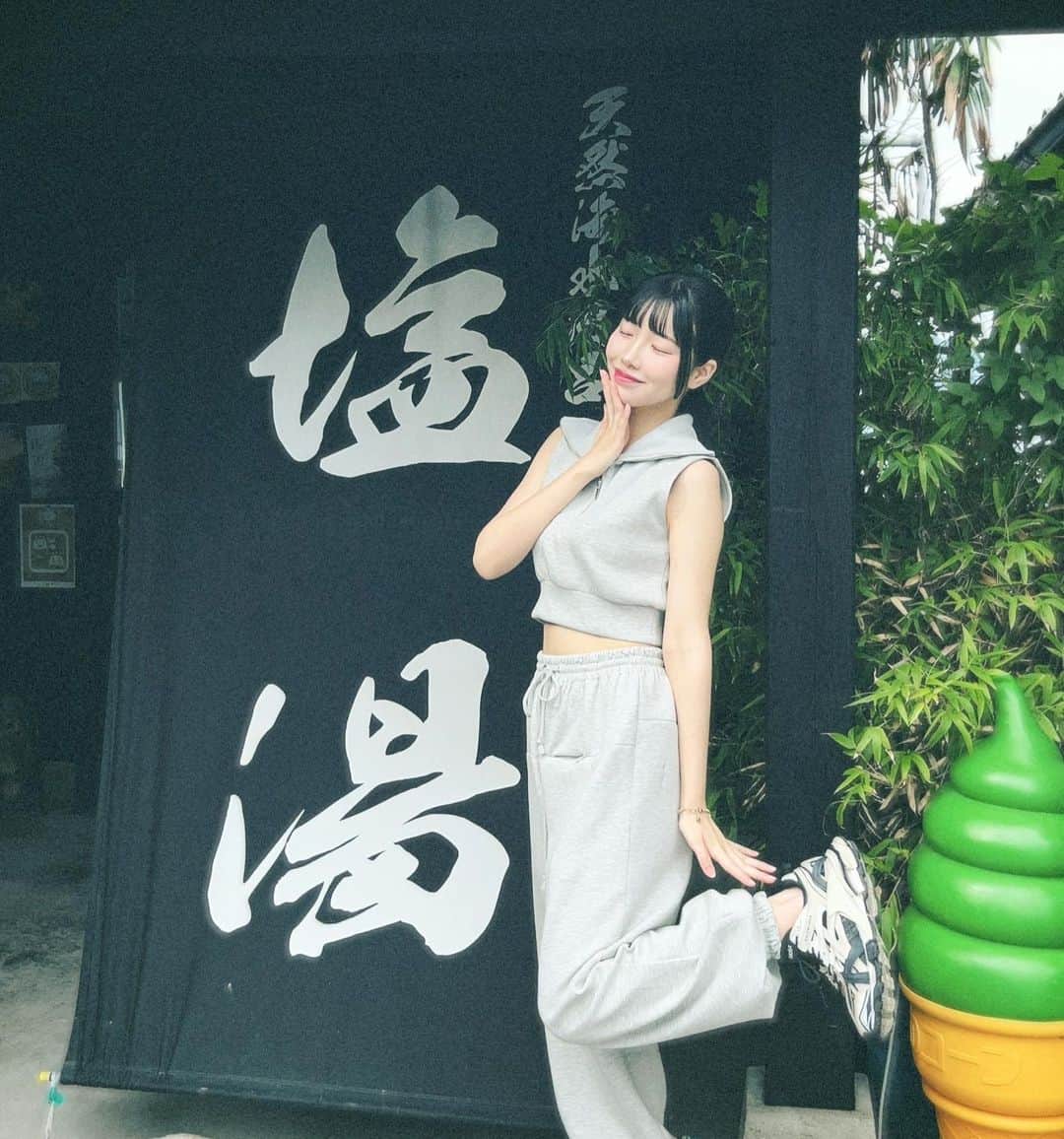 えみ姉さんのインスタグラム写真 - (えみ姉Instagram)「ㅤ なんとこの度 大分県の"佐伯市ふるさと応援大使"に 就任させて頂きました🐟♡ (大好きなエビを意識した気合い入ったピンク衣装🦐笑) ㅤ ㅤ ㅤ大人になってもレンタカー借りて 遊びに行くほど大好きな佐伯市やけん ほんっっっとに嬉しい🥹💕💕💕 ㅤ  出身は大分県大分市だけど 佐伯市は親戚が多く住む場所だから幼少期から 第二の故郷として多く訪れてきた大好きな市です🐟 ㅤ おじいちゃん家に遊びにいくたびに 海の潮の香りと、 いつも釣ったばかりのお魚を食べさせてくれてた そんな幼少期がとっても懐かしい🥲♡♡  ㅤ 佐伯市はとにかく"魚介類の宝庫" ㅤ 佐伯市でとれた新鮮で美味しい魚介類が ありえない安値で頂けるの。 ㅤ 大分に住んでた時は当たり前だったけど 県外に住み始めて 改めて地元の食材の豊富さや魅力に たくさん気づきました🐟 ㅤ 全国に発信して もっと魅力を知ってほしい！ 美味しいものや自然に触れに佐伯市に遊びにきてほしい。 ㅤ ふるさと納税でも佐伯市の美味しいグルメ 味わえるからおすすめも発信していくうう🫶🏻 ㅤ 私のSNSを通して 大好きな地元大分の魅力をたくさん 発信させてね♡♡♡♡ ㅤ 自分が大人になり 大好きな地元をこうやって応援することができて とても光栄で嬉しいです🥺♡♡♡ ㅤ これから楽しみにしててな🥹 美味しいお魚たべに遊びにきて〜〜〜！ ㅤ ㅤ ㅤ #佐伯市 #大分県 #大分県グルメ #佐伯グルメ #魚介 #大分旅行 #大分 #大分グルメ #おおいたランチ #おおいた #大分観光 #佐伯 #寿司 #寿司ランチ #寿司屋 #塩湯 #海鮮丼 #塩湯の海鮮丼 #海 #海鮮」6月12日 21時42分 - emk_oooo