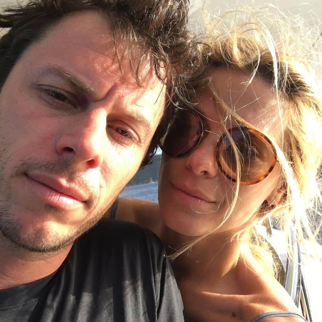 カロライナディークマンのインスタグラム：「meu namoNAM estar com vc é a sorte de um amor feito com a brisa fresca q nasce dentro, q respira o melhor do mundo q transpira e transborda  loucura e doçura risos e colos soluços amparados e  sonhos compartilhados…  vc é meu GPS sempre apontado pro norte de alguma coisa incrível. você é meu gênio absoluto de todo e qualquer assunto, porque sabe q perguntar é sempre melhor q responder… mas o resultado é a gente junto.  q rolê foda o nosso encontro.  q reencontro lindo essa nossa vida. q namorado gato q eu tenho. te amo 💕」