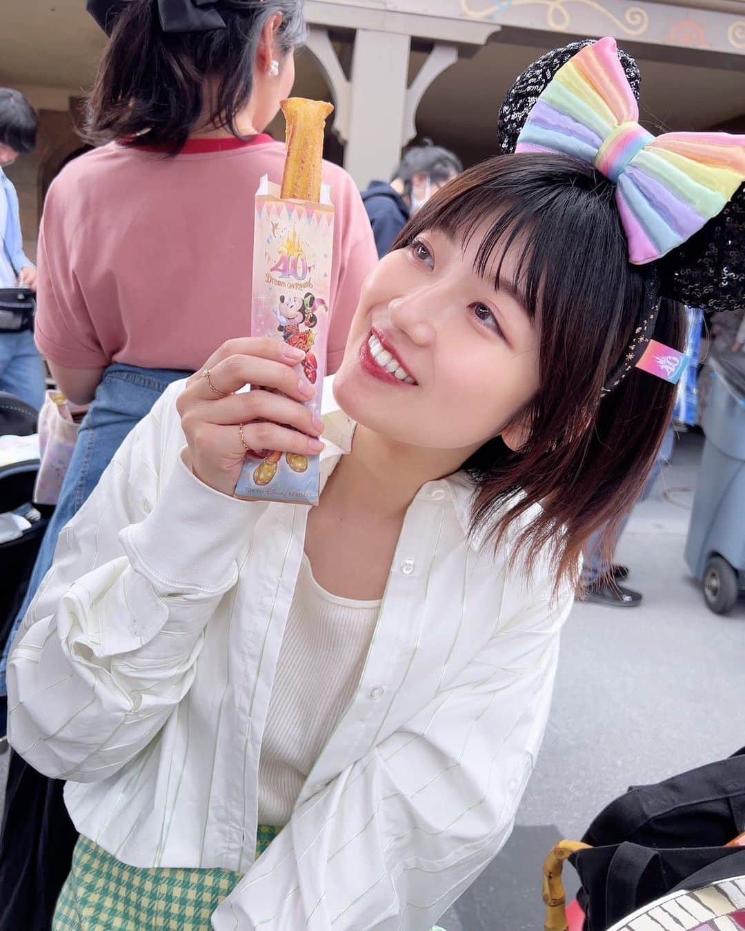 磯原杏華のインスタグラム：「クレームブリュレ大好き人間としては 両手に持って2本いっぺんに かぶりつきたかったです🤤🤎  #クレームブリュレ #チュロス #40周年 #ディズニーランド」