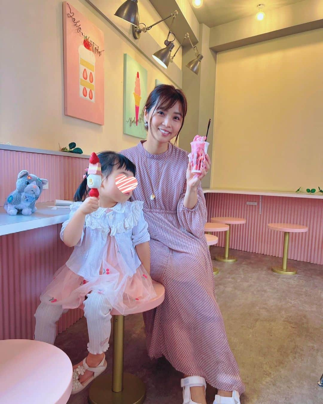 加藤雅美さんのインスタグラム写真 - (加藤雅美Instagram)「. 娘とピンクと白で リンクコーデしました☺️💖 . ３枚目の娘が着けている 苺の被り物はお店に置いてあり 気に入っていました🥰💕 . 熱海にお越しの際はぜひ🍓 #いちごbonbonberry熱海ハウス  @atamibonbonberry  他にも可愛いスイーツがたくさん あったので全部制覇したいです🥹🫶💖 . #ごろごろいちごパフェ #温泉まんじゅういちご串 #熱海 #いちごスイーツ  #いちごパフェ  #リングコーデ #苺スイーツ #苺串 #いちご串 #熱海スイーツ #熱海グルメ #熱海食べ歩き #熱海食べ歩きスイーツ #熱海旅行  #熱海子連れ #熱海観光  #熱海市  #熱海商店街 #母と娘 #子連れお出かけ  #子連れ熱海 #熱海カフェ #pink #東京ママ  #japan #3歳 #3歳女の子 #atami #trip」6月12日 21時43分 - mamikato97