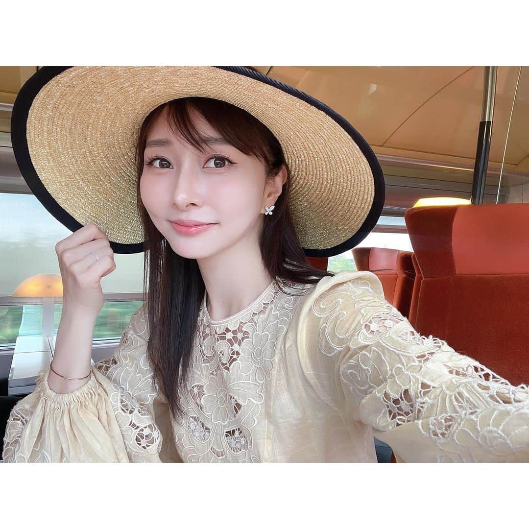 石井美保のインスタグラム：「Go to Giverny 初めてTGVに乗ってみた。とりあえず1本乗り過ごしたトラブルつき😅駅のセフォラでお買い物できて結果よし。 帽子はPrintemps で買いました。」