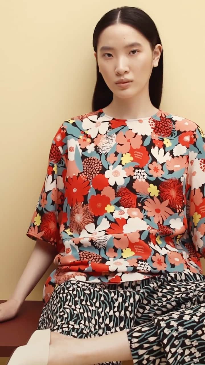 マリメッコのインスタグラム：「Get set for floral blocking fun! 🌺  The first pre-fall ’23 drop is here, and we’re heading into the new season with bouquets full of fabulous blooms.   Explore the new collection at marimekko.com. Link in bio. #marimekko」