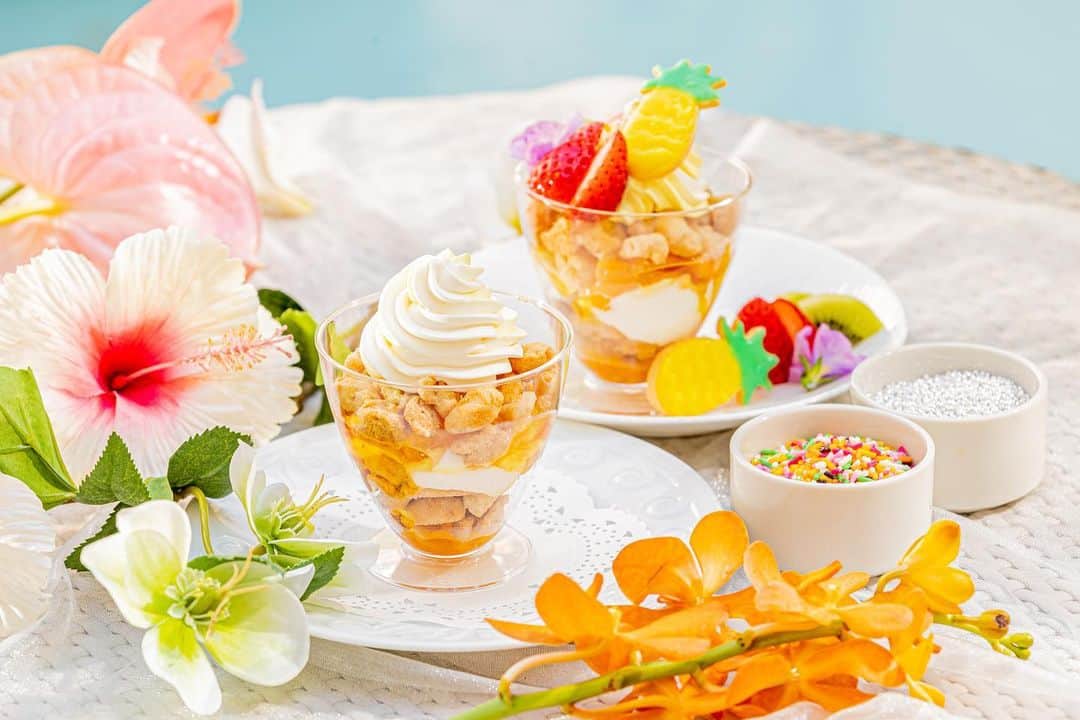 ArtGraceWeddingHillsのインスタグラム：「. ～MOANA～トロピカルアフタヌーンティー🌺の “キッズパティシエ体験”をご紹介🧑‍🍳👩‍🍳  専属パティシエが作った本格パフェに、 自分だけのトッピングを飾って、 オリジナルパフェづくりに挑戦！  所要時間：10分～ ※アフタヌーンティーの時間内で制作し、 その場でお召し上がりいただきます。  ・豆乳クリーム、米粉クランブルを使用した お子様も安心の低アレルゲンパフェ  ・お好きなトッピング （パイナップルクッキー／キウイ／イチゴ／エディブルフラワー／アラザン／トッピングシュガー）  料金：1名1,200円（消費税・サービス料込）  ✔️開催日時 7月1日(土)〜9月9日(土) 木曜〜日曜日の特定日 ※日程の変動がある可能性がございます その場合は当館よりご連絡させて頂きます  1部 13：00～14：30　受付 12：45〜 2部 15：15～16：45　受付 15：00〜  ご予約は@artgraceweddinghills インスタグラム トップURLより📝 ⠀ 皆様にお会いできるのを アートグレイススタッフ一同 楽しみにお待ちしております✨」