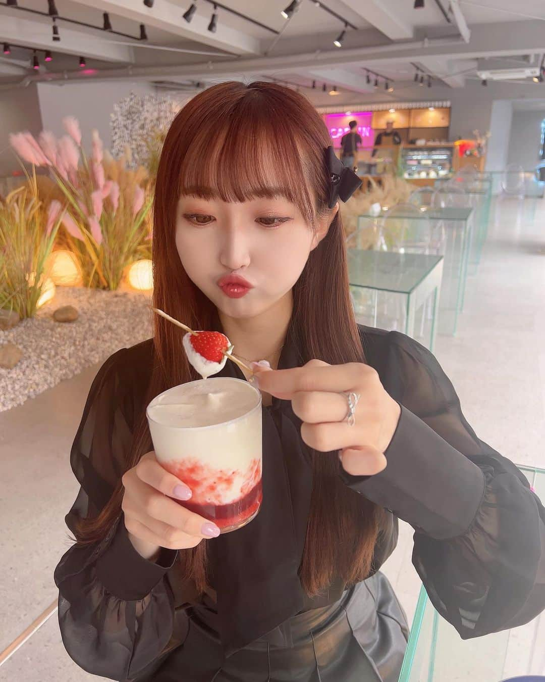 星野麻里愛さんのインスタグラム写真 - (星野麻里愛Instagram)「いちごいっちょに食べない？🍓❤️🫶  #新大久保#新大久保カフェ  #新大久保cafe#新大久保おすすめ  #cafein#カフェイン」6月12日 21時48分 - maria.pink28