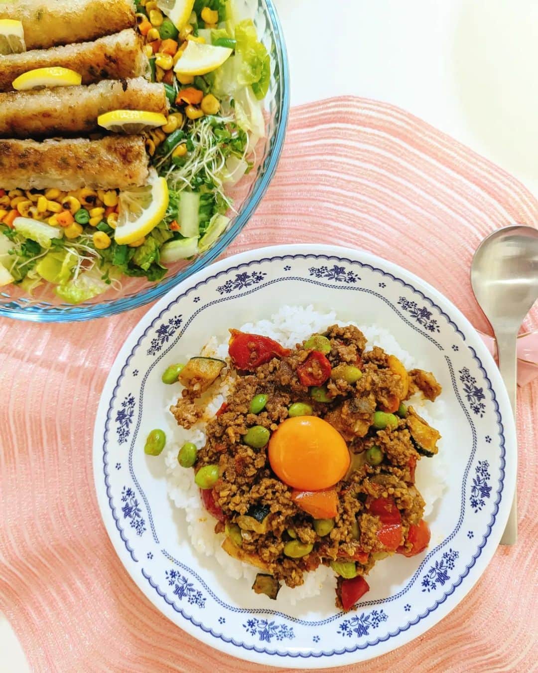 三宅裕子のインスタグラム：「ある日の晩ご飯🍴  野菜たっぷりカレーと春巻き。 お皿は昔から愛用してる♡ 𝙲𝚘𝚛𝚎𝚕𝚕𝚎 ꕤ𓈒𓂂◌ @corelle_pyrex⁡ ⁡ 1970年に発売されて 世界70カ国で愛用されてる⁡ ⁡老舗ブランド𓌉◯𓇋 ‎  ここのお皿、見た目はしっかりしてるのにとても軽いの👌🏻´-⁡ ⁡ 汚れも落ちやすくて 三層ガラス製食器だから落としても⁡ ⁡割れにくい🫢  ランチプレートやパイレックスの⁡ ⁡ボウルは使いやすくて特にお気に入り。 ⁡ ⁡ いろんなラインがあって picの可愛いのはフレンチドイリー♡⁡ オーブン皿も使いやすいの😊  Amazon、楽天でも購入可能だよ🐰 オリジナルレシピも載ってるよ🎶  是非チェックしてみてね！  .*･ﾟ　.ﾟ･*. #コレール #corelle #コレールのある暮らし #コレールパイレックス #コレール #シンプルデザイン  #洋食器 #食器 #暮らしを楽しむ #割れにくいお皿 #キッチン雑貨 #お皿 #PR」