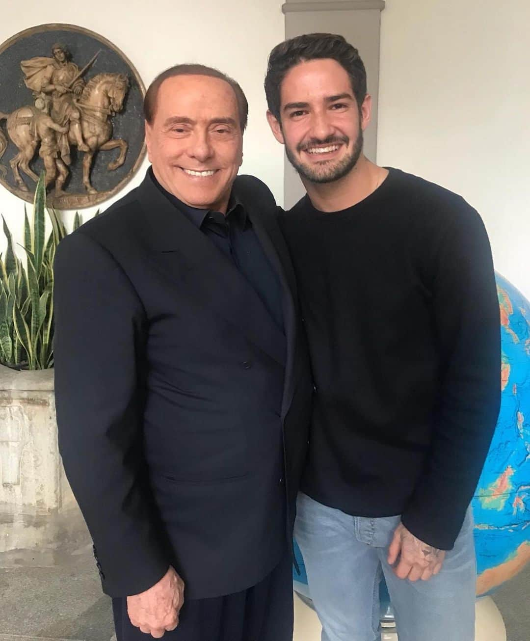 アレシャンドレ・ロドリゲス・ダ・シウヴァのインスタグラム：「Grazie per tutto Presidente. @silvioberlusconi_official 🖤❤️」