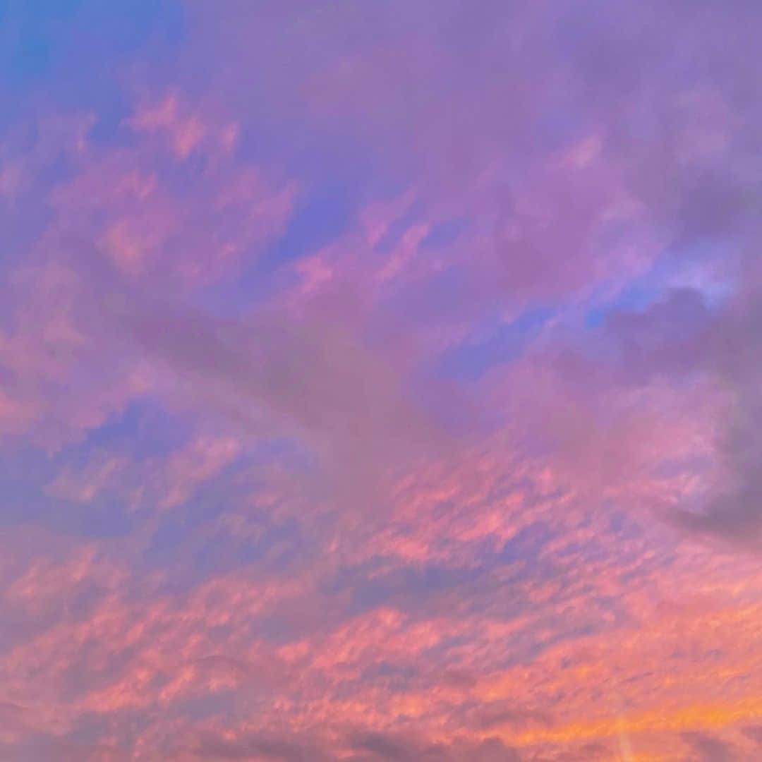 木下ひなこさんのインスタグラム写真 - (木下ひなこInstagram)「ピンクの空って素敵だよね🫶💕  夏の夕暮れは こんな色の空がよく見れるからスキ!! ハワイでは 車に乗る時もみんな水着なのが新鮮だった🫣((2枚目📸  #ハワイ#hawaii#ワイキキ#ワイキキ#ホノルル#waikiki#honolulu#新婚旅行#honeymoon#trip#旅#旅行#夫婦#カップル#水着#japanesegirl#ハワイグルメ#ダイヤモンドヘッド#ハワイホテル#ホカンス#hotel#ボブ#切りっぱなしボブ#japanesegirl」6月12日 21時53分 - hinako_0525