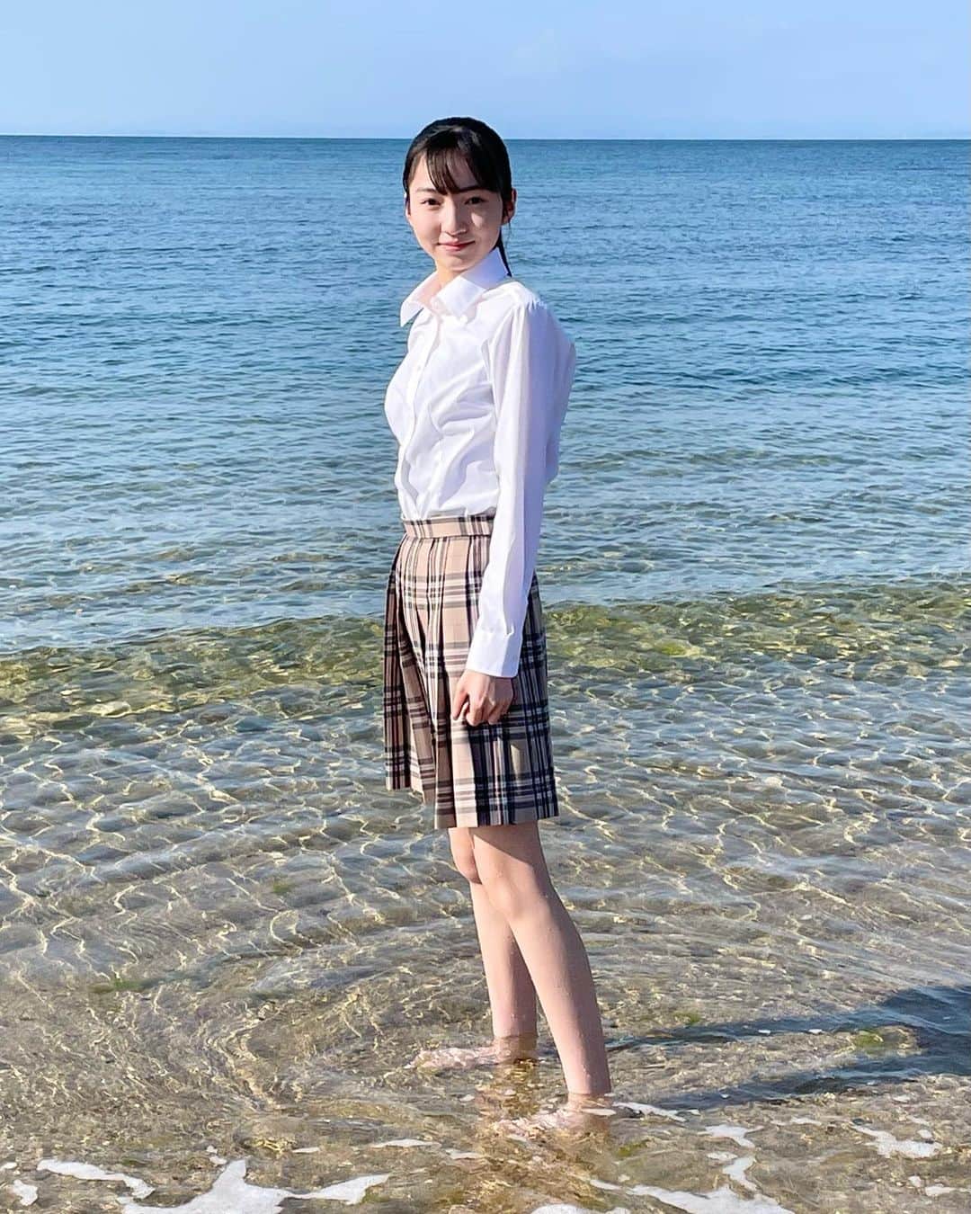 のインスタグラム：「＊ 大人になっても海の近くに住みたいな🩵 ・ ・ ・ #海 #sea #beach #ビーチ #放課後jk #制服 #jk #放課後 #高校生 #15歳 #山本紗衣」