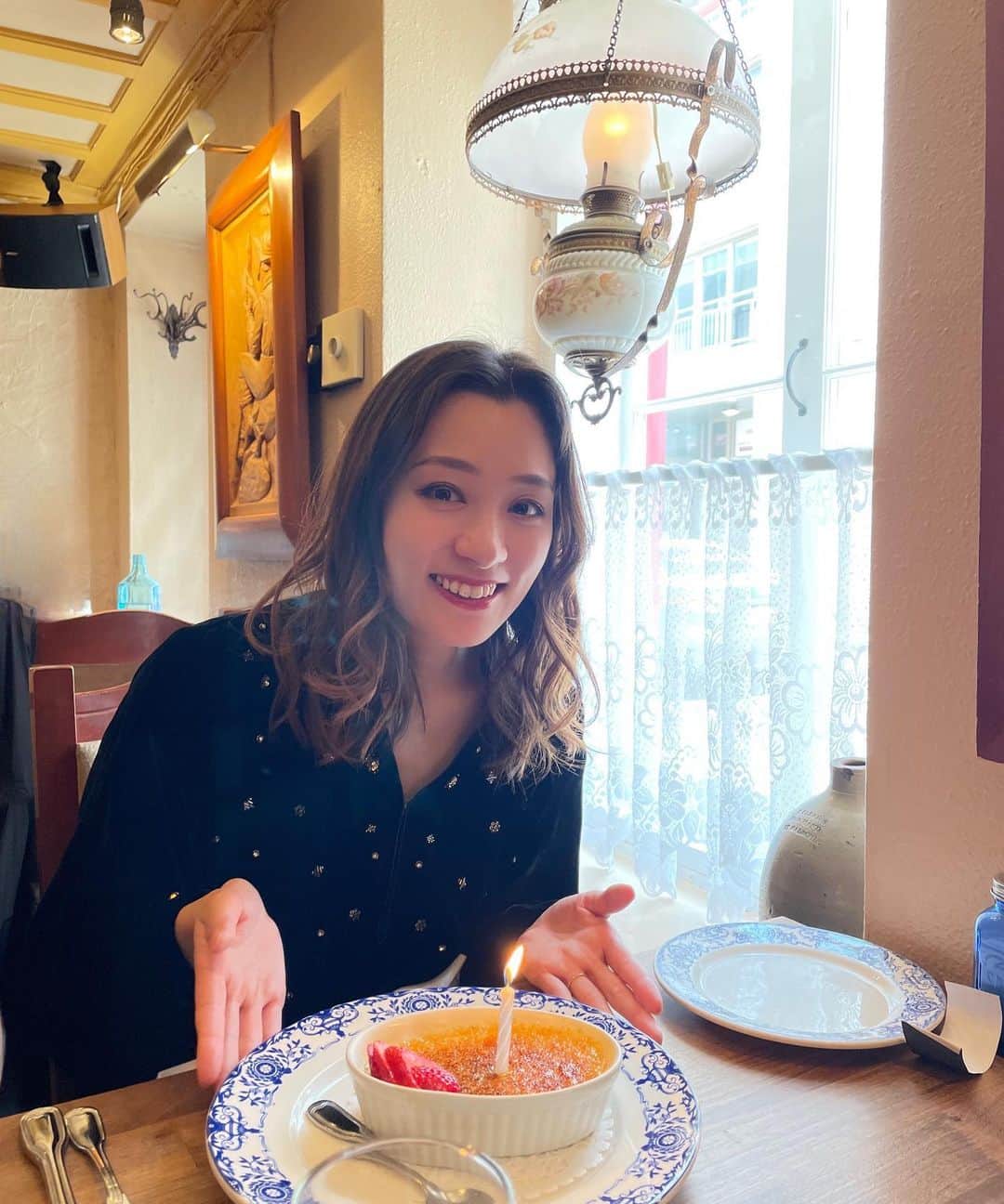 のインスタグラム：「誕生日を迎えました。  母が長年来ることを夢見た場所、ここカナダのケベックにて🇨🇦 母にお祝いしてもらいました。  忘れられない日になりそうです。  日本との時差で、誕生日が1日半ある感じなのもなんだか得した気分☺️  家族、友人、見守ってくださる全ての方に感謝です。  しろきみ」