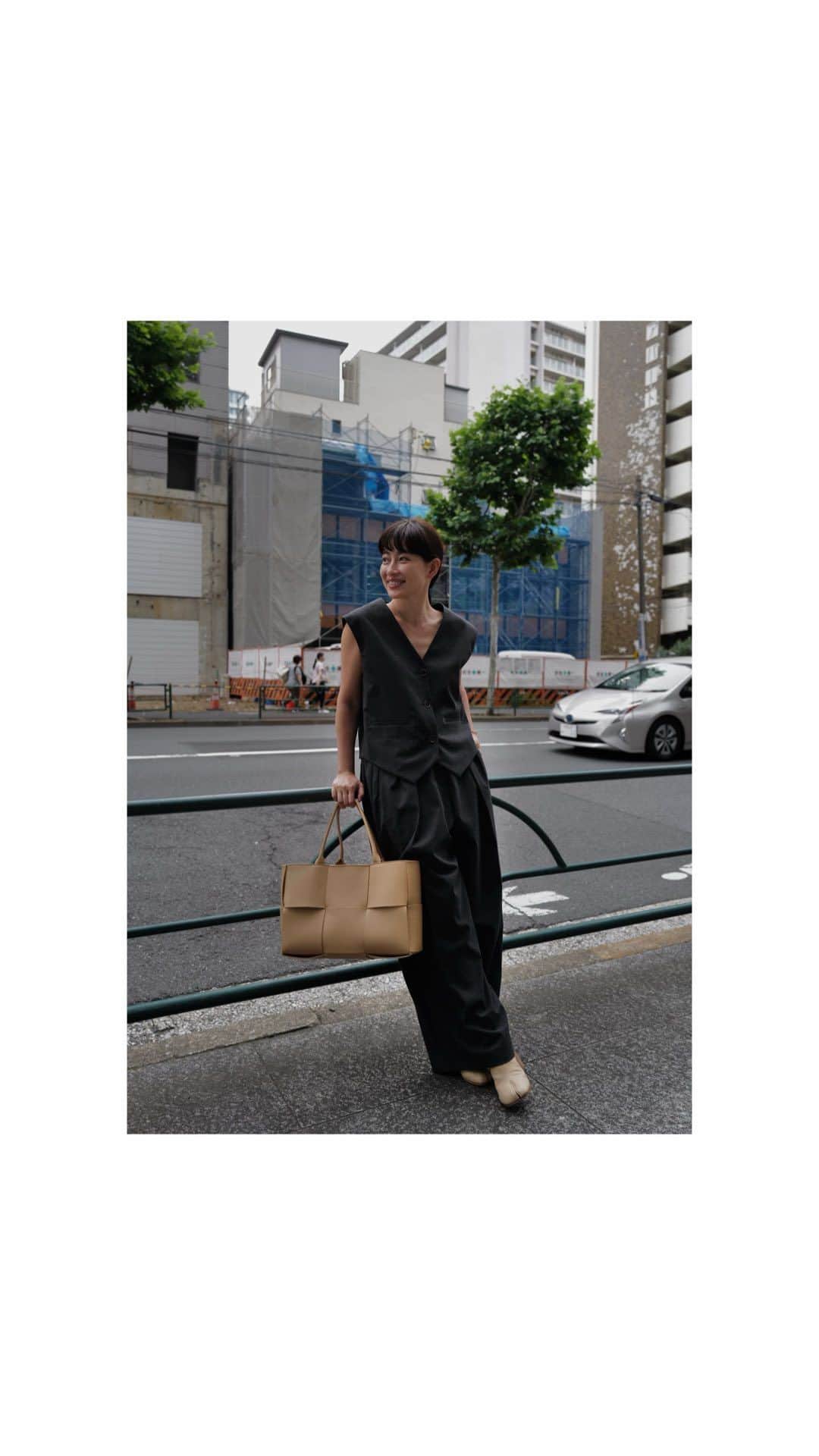 JUNNAのインスタグラム：「☁️ｄａｙ...  tops/ #ETREボックスジレ bottom/ #ETREタックストレートワイドパンツ bag/ #BottegaVeneta shoes/ #maisonmargiela   #etretokyo#156cm」
