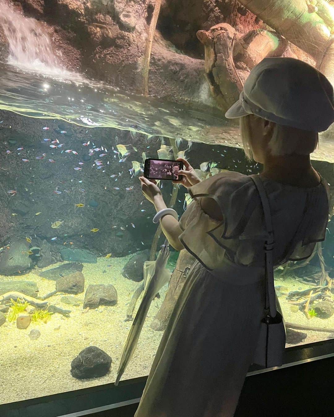 万喜なつみのインスタグラム：「水族館って楽しいね🦈🫧  #海遊館 #プロレスラーの休日  #こんな彼女はどうですか  #natsupoi #なつぽい」