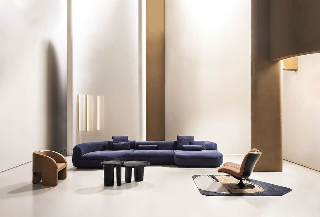Baxter Japan / バクスター ジャパンのインスタグラム：「【 Baxter's Living Room 】  カーブがかかっており どこか優しい印象を与える「PIAF」を用いた リビングシーンをご紹介いたします。  SOFA：PIAF ARMCHAIR：MARILYN / LAZYBONES LOUNGE SIDE TABLE：CALIX  【 Baxter Tokyo 】 東京都港区南青山4-18-16 フォレストヒルズ WESTWING B1F Tel：03-5413-8913　Mail：info@omobito.jp Store : 11:00～18:00 (※水曜日のみ事前予約制)  . . .  #baxter #baxtercinema #baxtermadeinitaly #baxterjapan #baxtertokyo #leather #interior #interiordesign #interiorstyling #furniture #lifestyle #design #バクスター #バクスタージャパン #インテリア #家具 #インテリアデザイン #ラグジュアリーインテリア #ラグジュアリー #レイアウト #ライフスタイル #デザイン #リビング #ソファ #チェア #テーブル #レザー #ヌバック #豊かな暮らし」