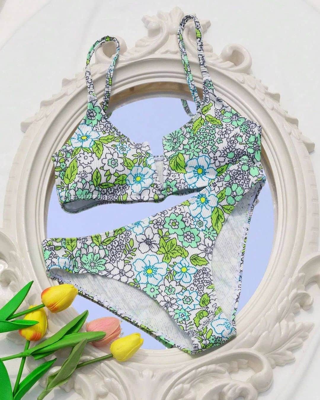 SHEINのインスタグラム：「This retro floral bikini is giving us major 1960s beach bash swag ⛱️🎉👙 What would you put on your seaside party playlist to bring the vintage vibes? 👇  🔎16953934  #SHEIN #SHEINforAll #SHEINstyle #fashion #chic」
