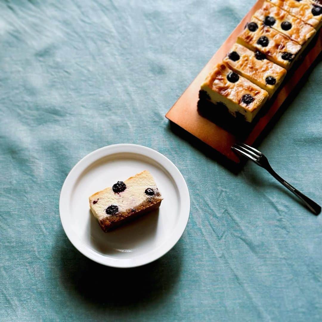 樹神さんのインスタグラム写真 - (樹神Instagram)「ブルーベリー×ホワイトチョコ、 毎年作るのが楽しみな大好きな組み合わせ。  クラシックなベイクドのチーズケーキ。  #cheesecake  #blueberry  #whitechocolate  #cheesecakelovers  #チーズケーキ」6月12日 22時02分 - kotamaofficial