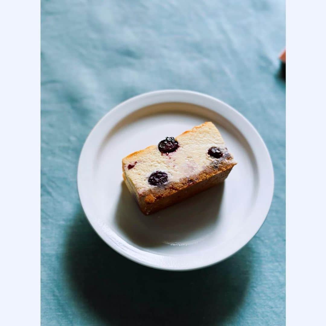 樹神さんのインスタグラム写真 - (樹神Instagram)「ブルーベリー×ホワイトチョコ、 毎年作るのが楽しみな大好きな組み合わせ。  クラシックなベイクドのチーズケーキ。  #cheesecake  #blueberry  #whitechocolate  #cheesecakelovers  #チーズケーキ」6月12日 22時02分 - kotamaofficial