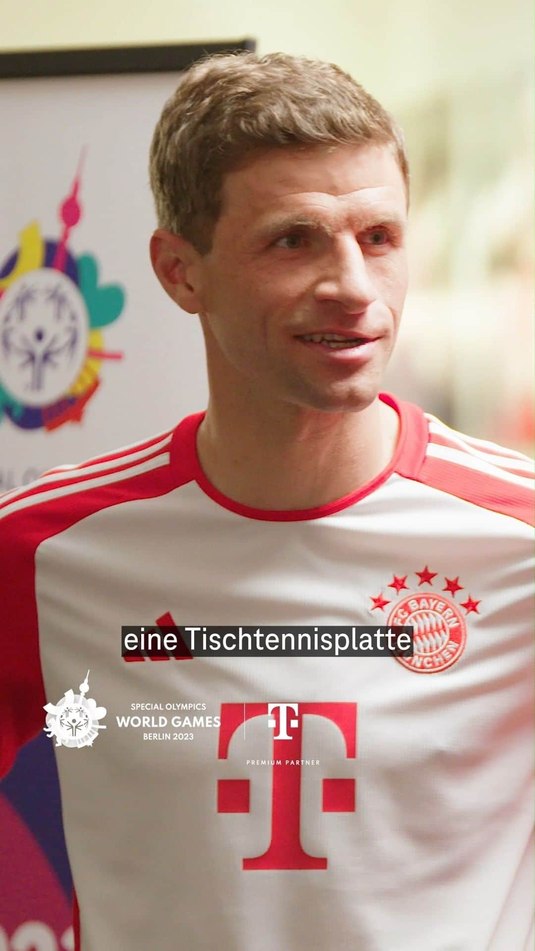 トーマス・ミュラーのインスタグラム：「Mit meinen @fcbayern Kollegen @sergegnabry und @mdeligt_ durfte ich die Special Olympics-Athletinnen Katrin und Sina an der Tischtennisplatte treffen. Das war ein Riesenspaß, auch wenn wir gegen die beiden keine Chance hatten.   Für die am 17. Juni beginnenden @sowg_berlin2023 drücke ich den über 7.000 Sportlerinnen und Sportlern aus 26 Disziplinen ganz fest die Daumen. 👍  #specialolympics #Berlin #inklusion #fcbayern #esmuellert」