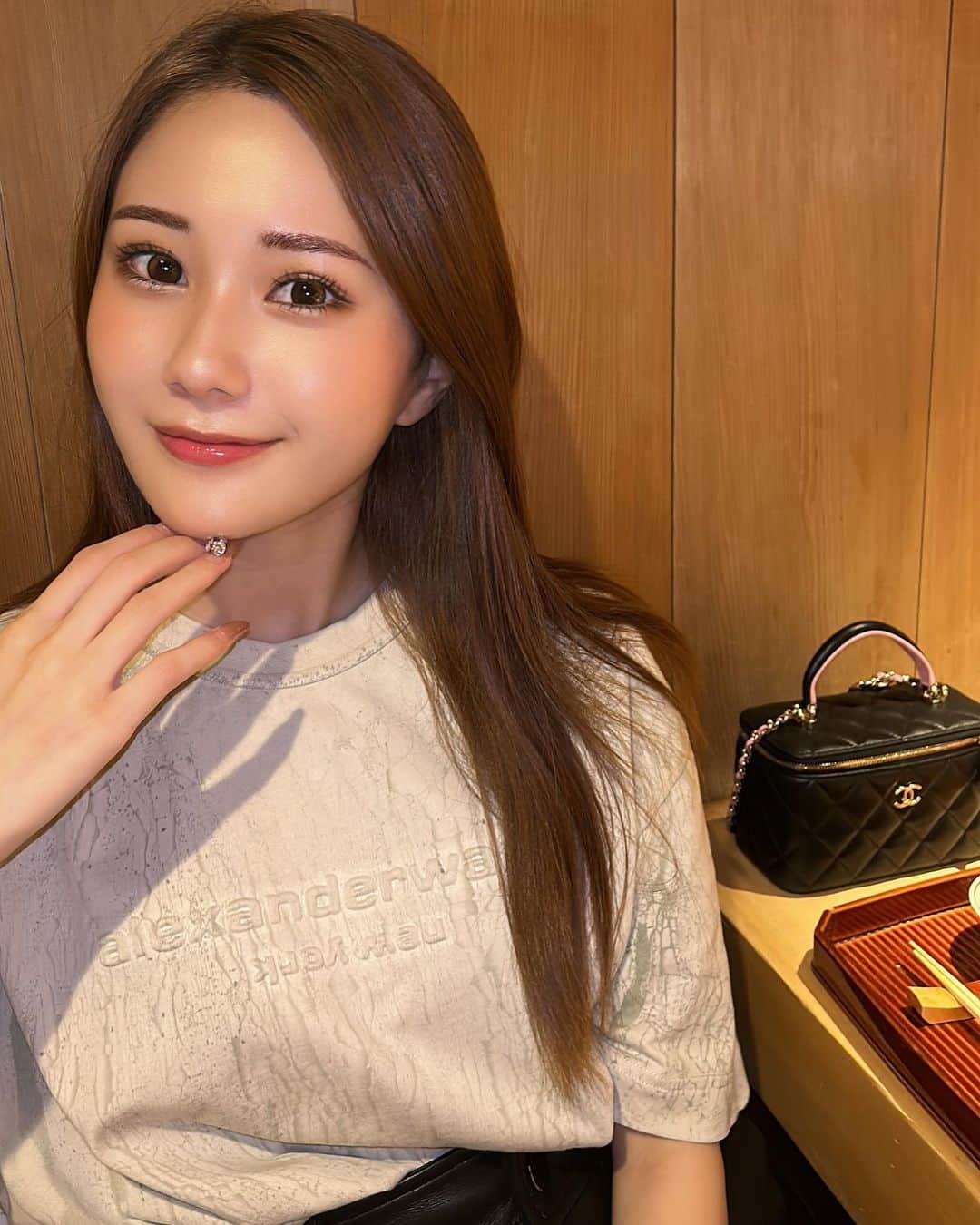 のインスタグラム：「出勤前に美味しいご飯🍚 ． 顔が非対称すぎて🥵🥵🥵 ． ． 顔面ドアップですまぬ ． #澤いち #澤いち別邸 #澤いち別亭 #六本木グルメ #alexanderwang #インフルエンサー総選挙2023」