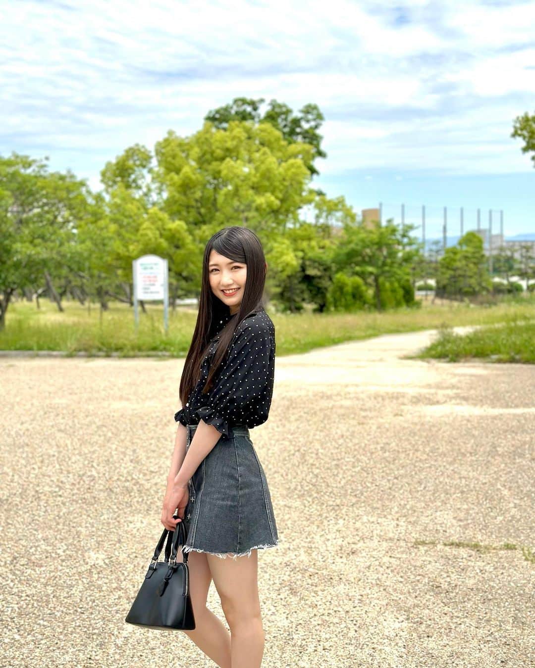 塩月希依音のインスタグラム：「何枚目が好き〜♡  #code#コーデ#fashion #ファッション#ミニスカート#デニム#ブラウス#ドット#ドットブラウス#jk#ljk #05#05년생 #05line」