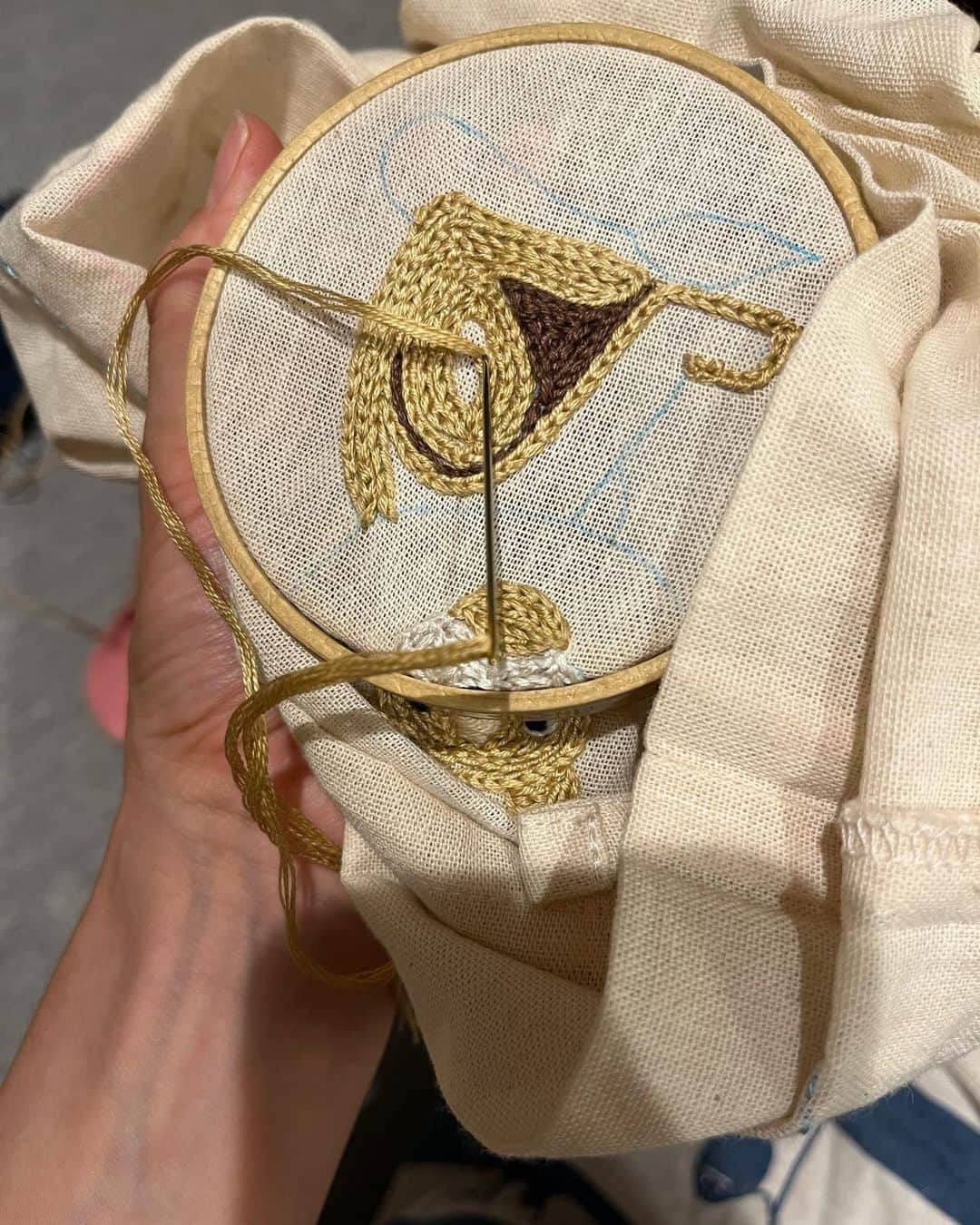 肘井美佳さんのインスタグラム写真 - (肘井美佳Instagram)「The process of embroidering a lion…  やってます！  #embroidery #オトートさんの巾着に #刺繍 #樋口由美子 #動物刺繍 #ライオンの刺繍 #たのしい #鬼のチェーンステッチ #6本取りってすごいね #なぜかインスタとtwitterの連携ができなくなった #私だけ？」6月12日 22時14分 - mikahijii