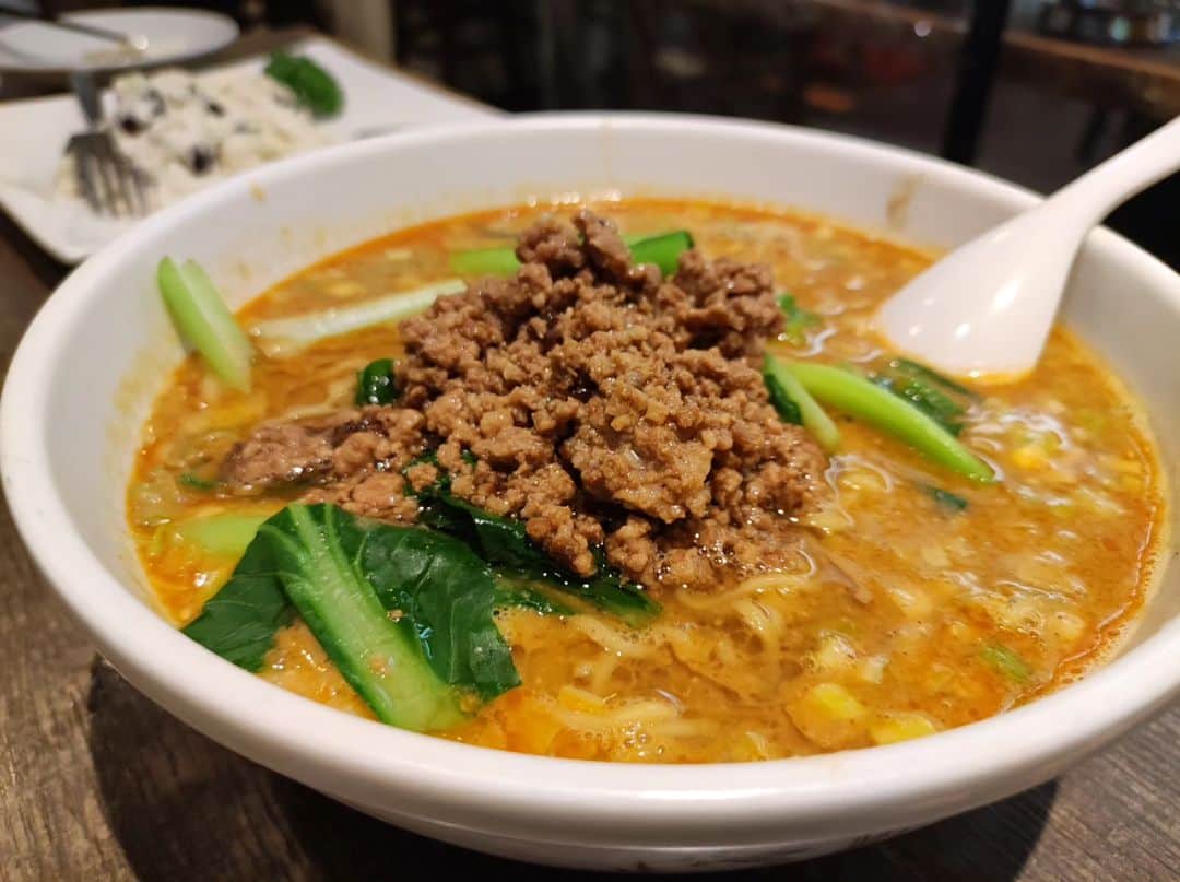 つけMen野郎のインスタグラム：「担々麺とジャージャー麺 好好 晩飯中華。担々麺おすすめってことで〆の麺。スープは芝麻醤を表層に、ベースのスープはコクのある醤油で二層式。こりゃうまいぞ。ってことで、肉味噌も味しっかりでうまいな。ライスとも合うような味付けで、腹減らして担々麺ライスっていう選択もアリですな。久しぶりにナイス担々麺でした。」