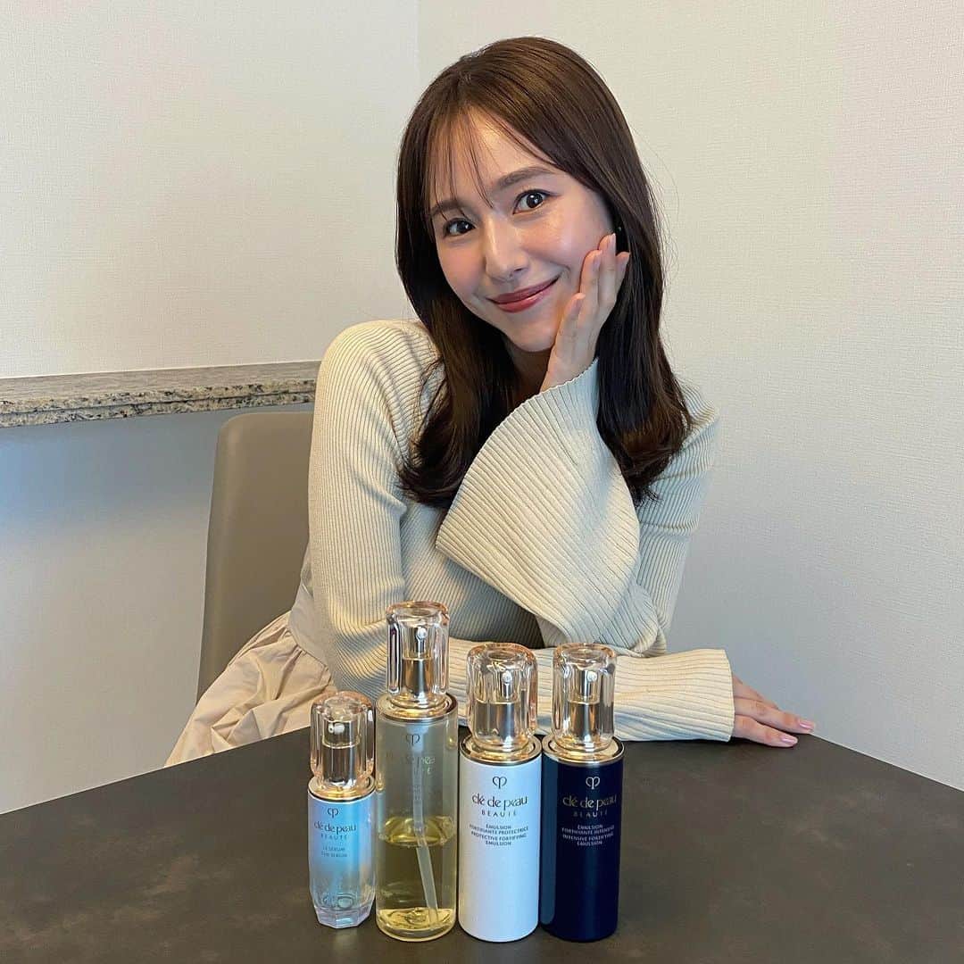 石川理咲子のインスタグラム：「・ cledepeaubeauteのスキンケアを 約2ヶ月間大切に使わせていただきました🙇‍♀ この2ヶ月間ずっとお肌が安定していて、 とても嬉しかったです🥲✨ どうしてもホルモンバランスなどで 肌が不安定になってしまうことがあったのですが、 この2ヶ月間なんと一度もゆらがなかったんです！ 感動しました🥹🥹 なにか良いスキンケアある？と聞かれたら 今間違いなく1番オススメしたいです🫧 @cledepeaubeaute #クレドポーボーテ #PR」