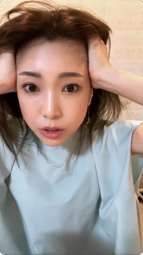 喜田彩子のインスタグラム：「2023.06.12 @hollywood_cosmetics コラボLive​ ​ 老舗化粧品メーカー「ハリウッド」の自然派薬用育毛剤Feel Freedom スカルプトニックME 07🌱​ ​ どこに置いても気にならないシンプルなデザイン​ シトラスムスクの清潔感のある爽やかな香りで​ 夫と一緒に使っています🫧​ ​ スッとして心地よく、暑くて蒸している今の季節にも◎​ ​ 数量限定でブラシもついてくるキャンペーン中！​ 限定100個なので是非🩵🤍​ ​ ​ ​ #スカルプトニックME #SCALPTONICME07 #ハリウッド化粧品 #hollywoodcosmetics #beautycellar #スカルプケア #頭皮ケア #頭皮クレンジング #ヘアケア #エイジング #スキンケア #皮脂ケア #頭皮マッサージ #薄毛 #白髪 #ジェンダーレス #ジェンダーレスヘア​」