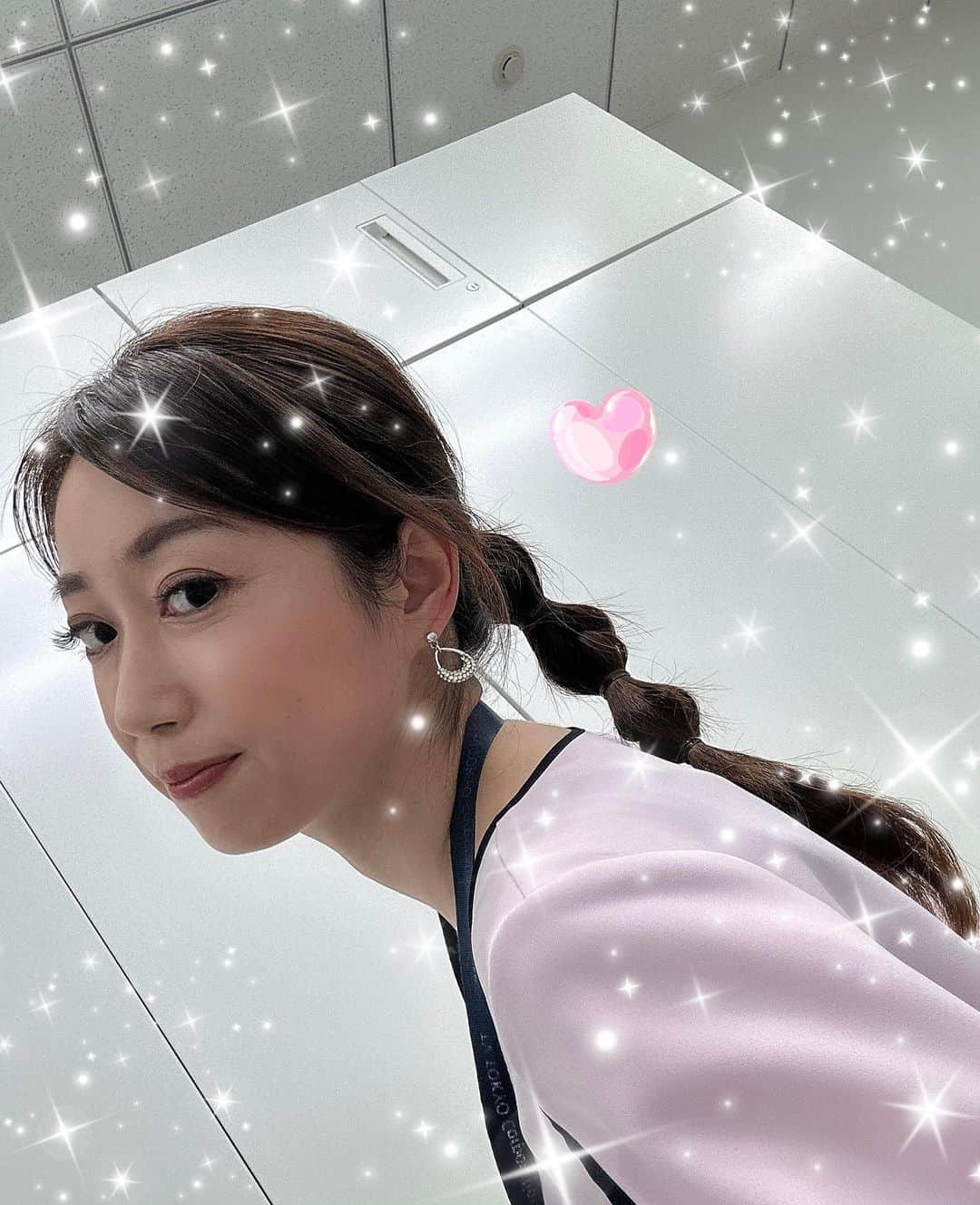 倉野麻里のインスタグラム：「玉ねぎアゲイン。 無駄に周りをキラキラさせてみました🤣 須黒アナ、福田アナも時折玉ねぎ仲間ですね✨あれ？かぼちゃだったかな？！  自分では絶対にできないヘアスタイル。 メイクさんいつもありがとう😊  #onion_hair #正式名称わからず」