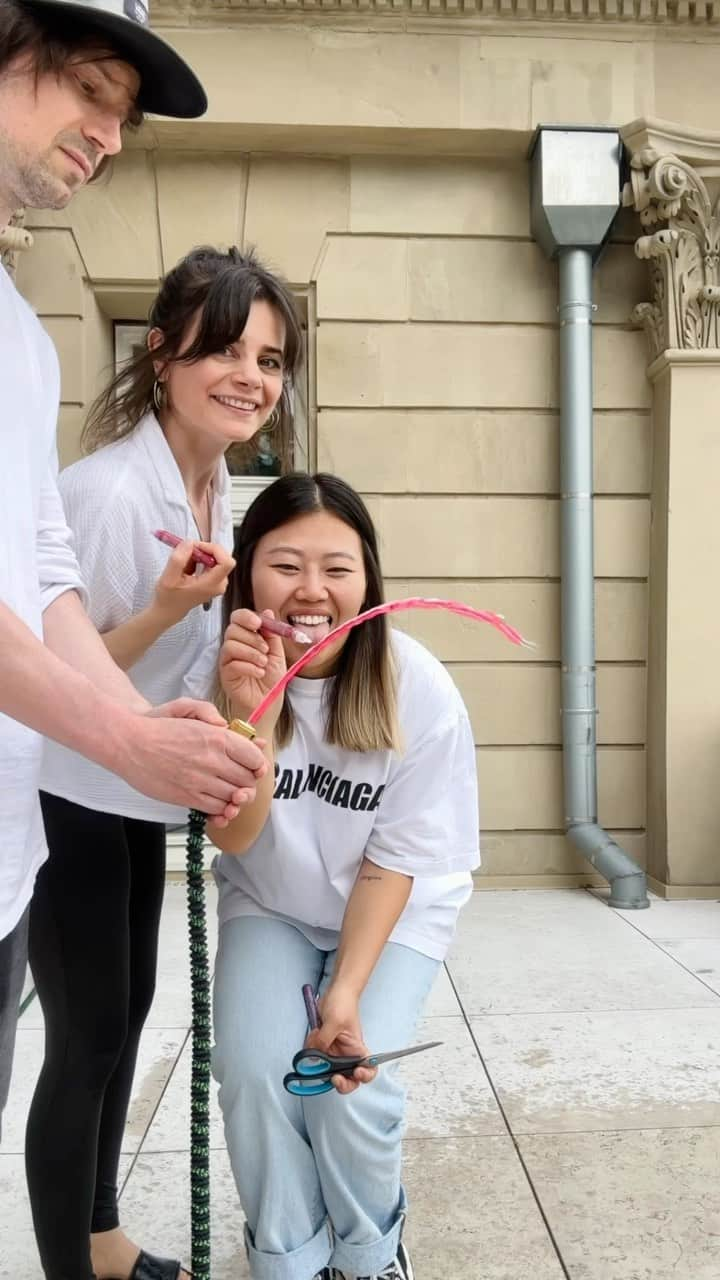 Joyce Ilgのインスタグラム：「Wir haben den Wasserstrahl abgeschnitten und das Wasser mit einem Stift gefärbt 😂 Wollt ihr ein Tutorial dazu? 🥰」