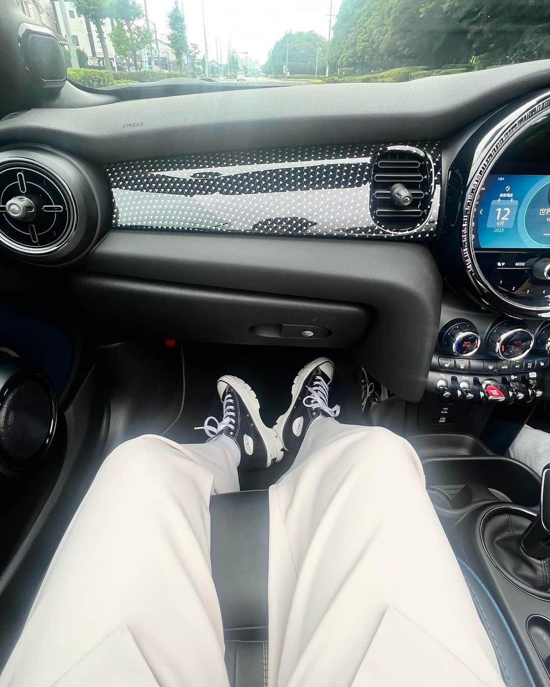 のインスタグラム：「弾丸１日岡山！の写真たち🚗💨🤍  岡山の大好きな縁という居酒屋の大将に 久々会いに行ったらCMさせていただいた”まろハイ” 大量に置いてくれてて推せるし  OHKの藤本アナ(くみちゃん♡)が生放送終わりに弾丸来てくれたり、 おとんとドライブして久々運転楽しかった〜！！！  地元は愛溢れてて本当にだいすき🙄またすぐ帰る  #岡山県 #地元 #縁 #ぶっかけうどん」