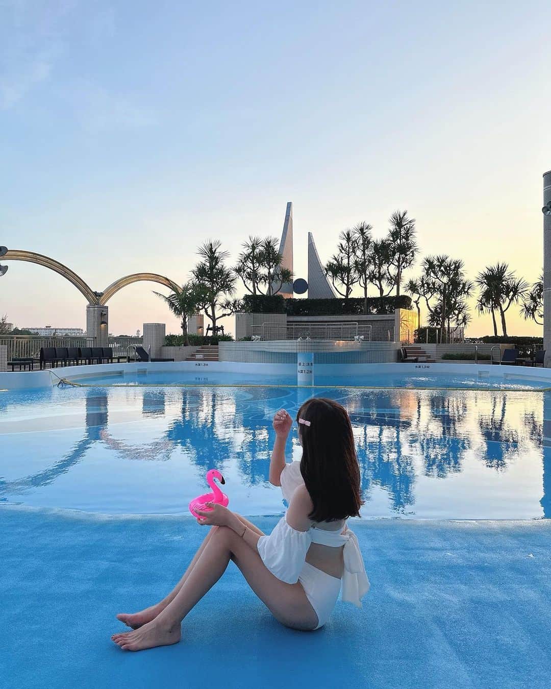 計良日向子（ひなひ）さんのインスタグラム写真 - (計良日向子（ひなひ）Instagram)「. 今回の沖縄旅行では ロワジールホテル那覇に宿泊したよ🩰 @loisirhotel . . . . プール付きホテルだった👙💞 この写真撮ったのが19時すぎなんだけど ちょうど夕陽が綺麗な時間だった☀️ そしてこの明るさなのも気温も最高♡ . . . ロワジールホテル那覇は那覇空港から 車で15分くらいで行けてアクセス🙆‍♀️ 徒歩で国際通りも行ける距離だから 色んなところに行けてよかった🌻 . . . 👙水着　@dinoble_official . 可愛すぎる水着、、🫶 なんと5way以上の着こなしができる みたいでめちゃくちゃ天才🥺 そしてまじでスタイルが盛れる♡ . . . #沖縄旅行 #沖縄ホテル #沖縄観光 #那覇ホテル #ロワジールホテル那覇 #ホテルステイ #ホテル女子会 #水着コーデ #プール付きホテル」6月12日 22時28分 - kerahinako1105