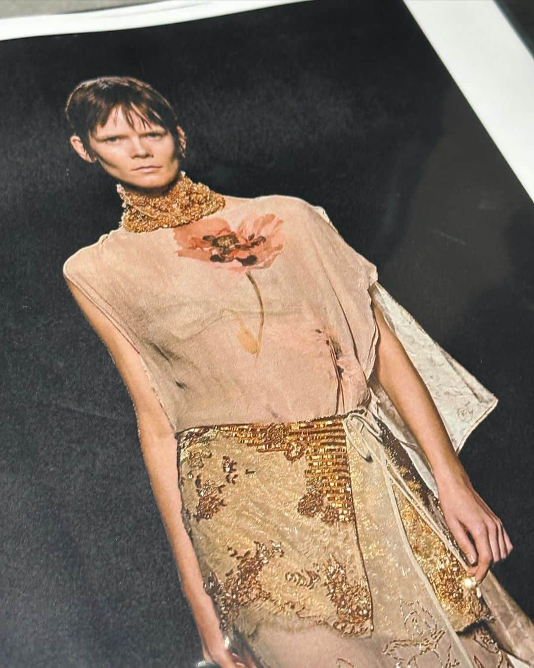 風間ゆみえのインスタグラム：「展示会備忘録。 DRIES VAN NOTEN  AW2023-24  服への愛  服と着る人との間に生まれる親密で優しい瞬間。 特別感を感じさせる装飾的なライニング、服とそれを纏う人だけが知っている秘密。優しく体に馴染むコート、二人だけの関係。 小さなディテールへのこだわりと大げさなジェスチャー。 手を加えていない貴重で希少なもの…  ……… …ファブリックの楽しさ喜び、幾年もの月日を重ねて受け継がれたその命。大切に扱われ、着古され、修繕され、今日の新しい味を与えられる。  服がもつ本来の豊かさと、服が語る数々のストーリーにオマージュを捧げて。  懐かしさも覚える、失いたくない愛おしきもの。 久しぶりに胸がときめく、個人的にも一生好きであろうと思う嬉しいコレクションでした。  @driesvannoten」