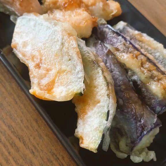 塩原康孝のインスタグラム：「天ぷらちゃん。 コロッケ下手くそなんだけど天ぷらはうまくできる。 でも鶏天あんまりおいしくなかった。 揚げたてが１番美味しいですよね。  #天ぷら #料理好き #料理 #料理記録  #料理男子 #料理バンドマン #天ぷらおじさん」