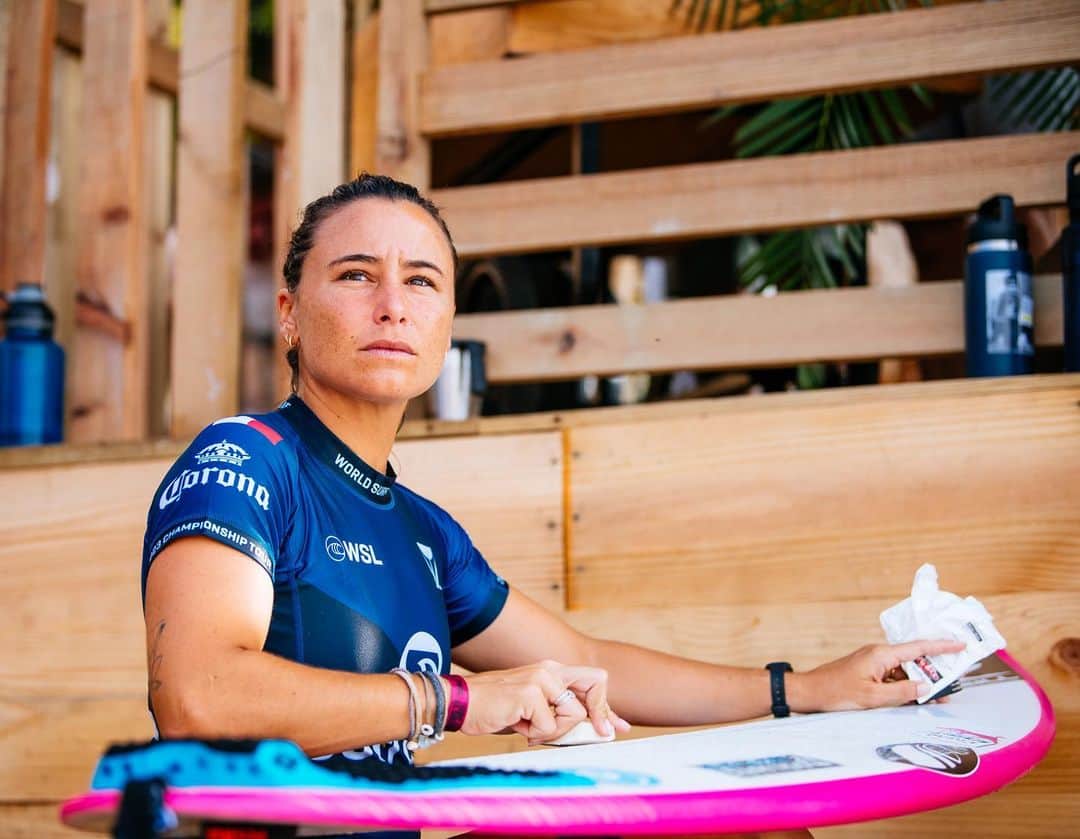 ジョアン・ディファイのインスタグラム：「I felt so good, too good ?  Too bad for me, 9th place finish at Punta Roca ! 🧡  📷 @wsl @be_ryder」