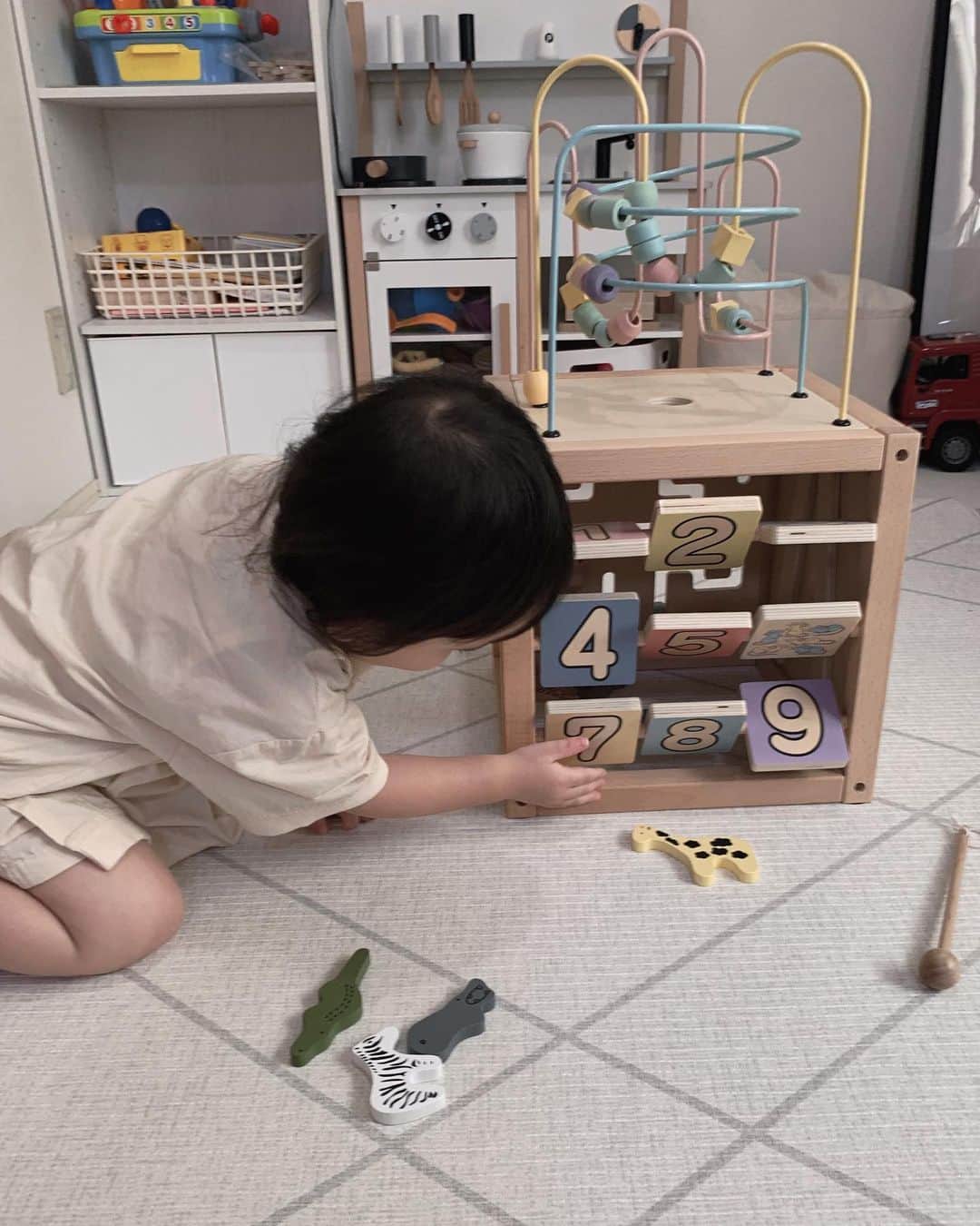 山田みみさんのインスタグラム写真 - (山田みみInstagram)「. ⁡ 森のあそび箱 ⁡ パステルはアイラブベビー限定カラー💡 (モノトーン・アースカラーもアイラブベビー限定) ⁡ ⁡ ・迷路 ・数合わせ ・音 ・型はめ ・ビーズ ⁡ これ1つで5種類の遊びが出来る◎ ⁡ ⁡ お嬢が一番気に入ってるのは動物の型はめ！ 知らなかった動物を一緒に遊びながら覚えたり ⁡ ちょうど数字を教えてるところなので 数合わせの面も大活躍🔥 ⁡ ⁡ 対象年齢は1歳半〜 プレゼントにも良いと思います🧸 ⁡ ⁡ ⁡ ⁡ ⁡ ⁡ ⁡ #ilovebaby #出産祝い #知育玩具 #1歳誕生日 #ベビーおもちゃ #木製玩具 #アイラブベビー #ベビー用品準備  PR @i_love_baby_official」6月12日 22時33分 - mm_970710