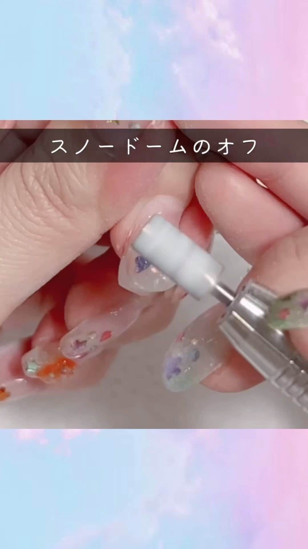 なかやまちえこのインスタグラム：「スノードームオフします！⠀ ⠀ #youtube でゆっくり観れます😳 お客様オーダー『ひよこちゃんを持ち帰りたい！』 https://youtu.be/Zuz__TzBw3I⠀ ⠀ #ジェルオフ #スノードームネイル」