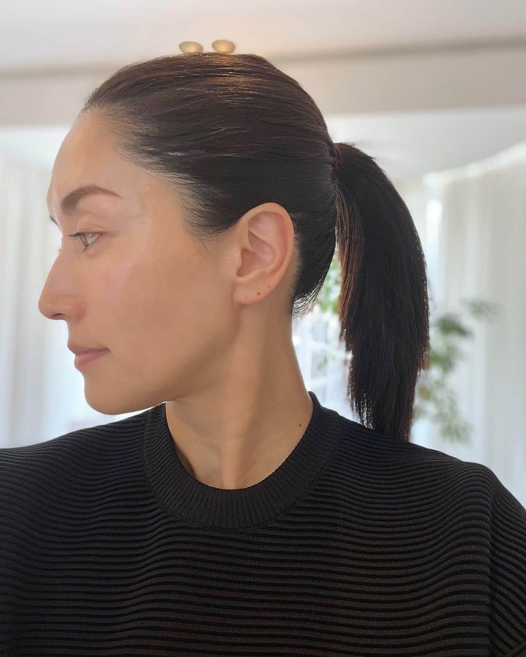 亀恭子のインスタグラム：「フワッと月一くらいのペースで通う @stemcellandco.ginza   施術後の自分の肌の復活具合が目に見えて感じられるので、 相性が良いです☺︎  サロンで使用されているコードプラセンタジャンクション（CPJ）由来上清液を採用した美容液 「ELEVEN」が誕生。 📷/2  フリーズドライの上清液と溶解液を混ぜて完成する美容液は10日間の消費期限。  フレッシュな美容液を、 早速スキンケアに取り入れてます。📷/3  朝晩使ってまだ数日だけど やはり、相性が良い！ 素肌のふわふわ感、保湿感、艶感、 実感してます。  歳を重ねるとより、 肌と髪へのケアは妥協をしたくない。 日々の積み重ねは裏切らない。  そう信じて、 今日もせっせと☺︎  #beauty #skincare #stemcellandcoginza  #cpj #☺︎」