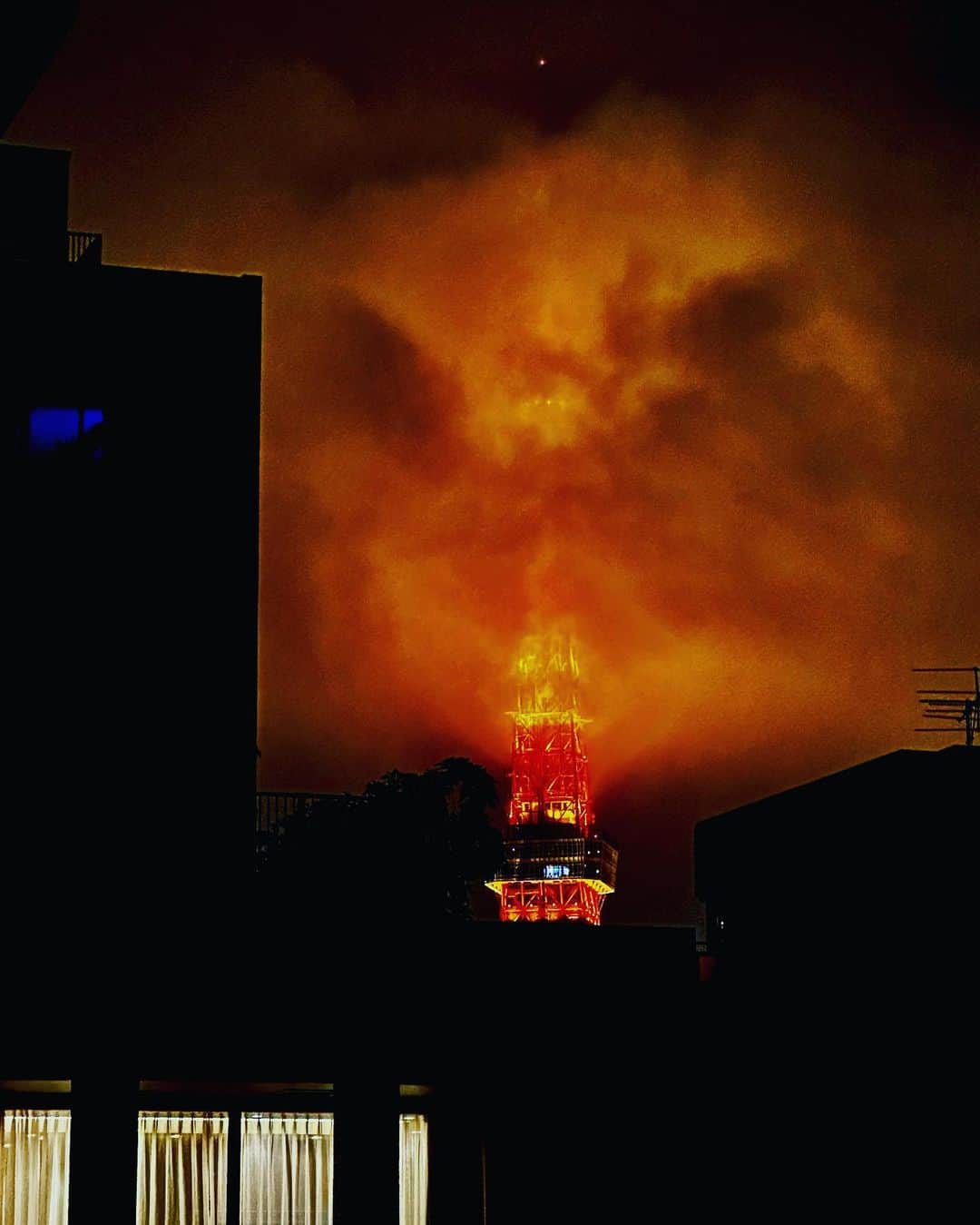 武井義明さんのインスタグラム写真 - (武井義明Instagram)「魔術的東京タワー。  Tokyo Tower on a magic-realistic rainy night.」6月12日 22時38分 - bebechef