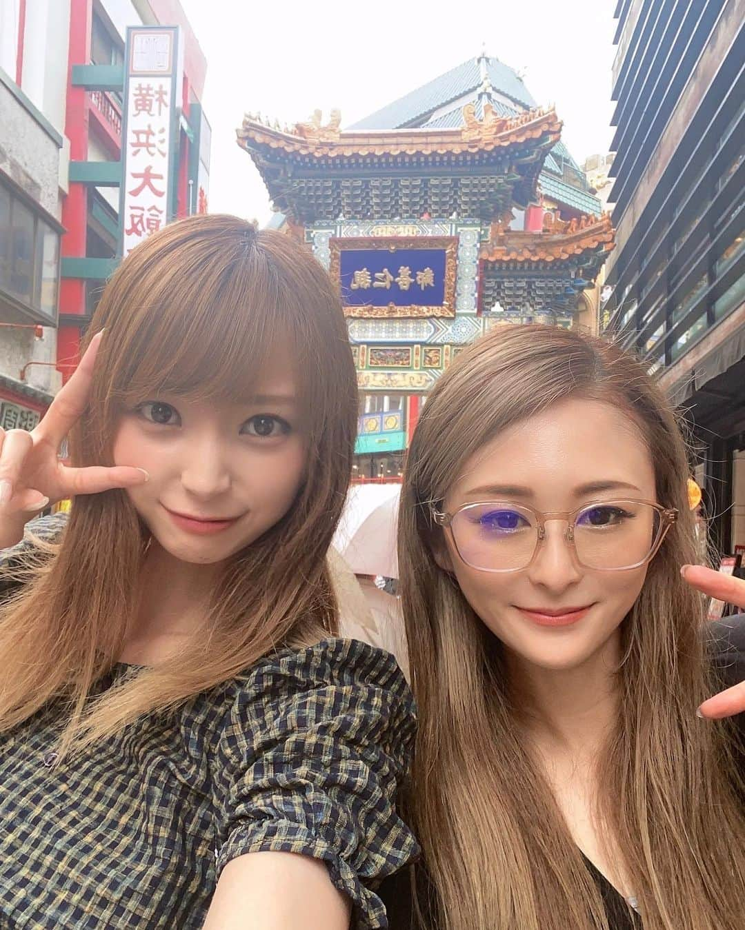 本間成美のインスタグラム：「何十年ぶりかの横浜中華街✨  おいしいものたくさん食べたよ🥰  久々に占いもしてもらった！！！  あたるかな😇  #中華街さいこー」