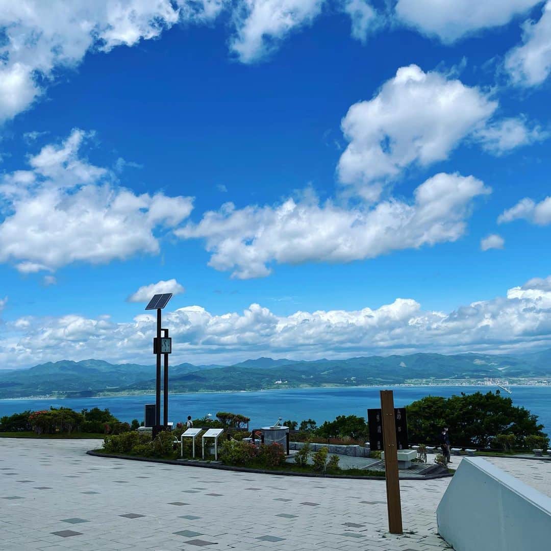 園崎未恵のインスタグラム：「函館山展望台からかろうじて撮った一枚。 とてもいい天気でした。 #hakodate」