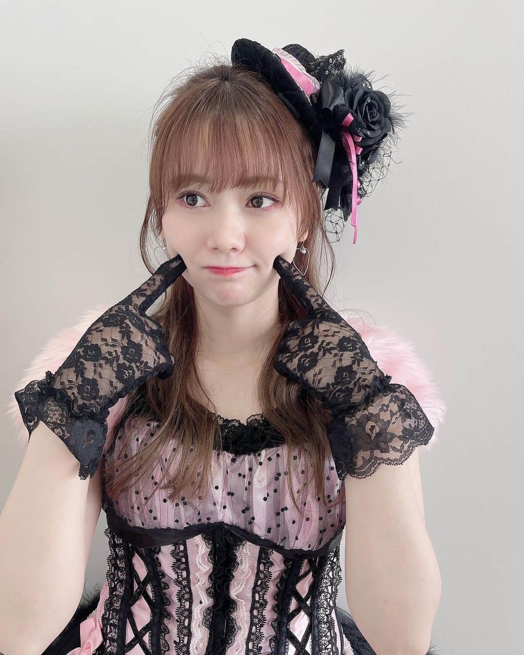 松本慈子さんのインスタグラム写真 - (松本慈子Instagram)「* 一個前の登校、手袋するの忘れてたんだ😇 ダッシュで取りに行って装着してる 完璧verはこちらになります💁‍♀️🎀」6月12日 22時45分 - chikako_1119